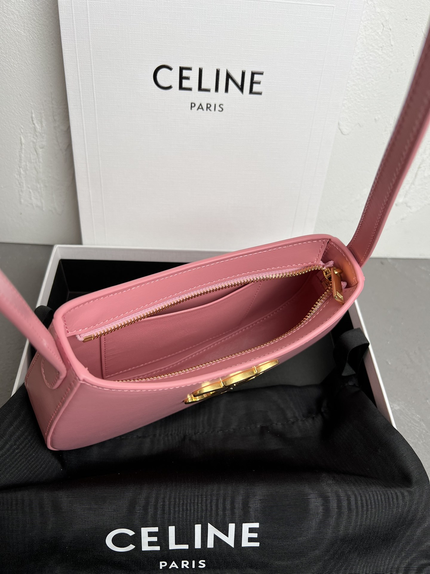 CELIN_E2024TILLY中号亮泽牛皮革手袋24s春季新品来啦!新年限量款️最新腋下包现货发售最新