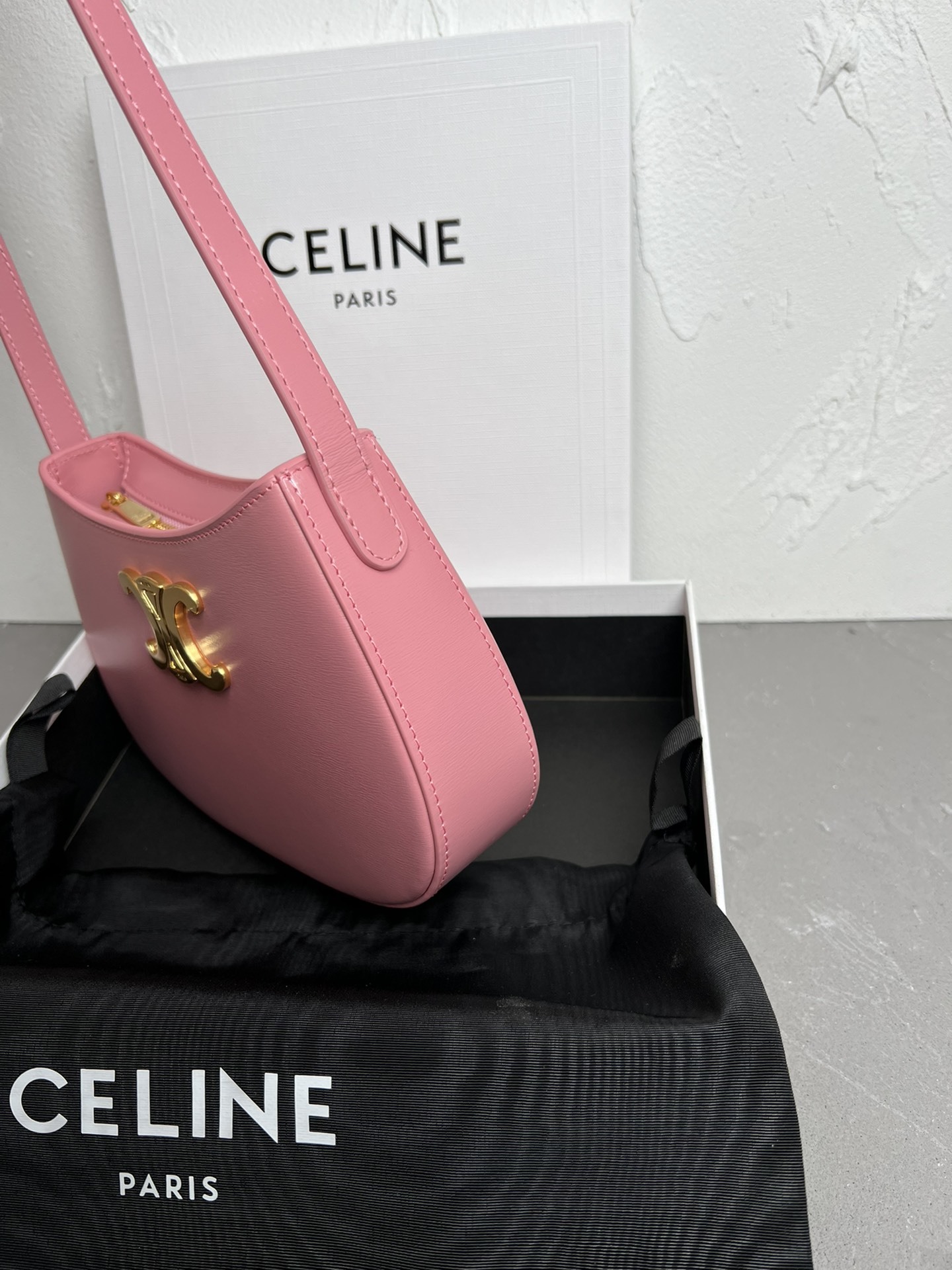 CELIN_E2024TILLY中号亮泽牛皮革手袋24s春季新品来啦!新年限量款️最新腋下包现货发售最新