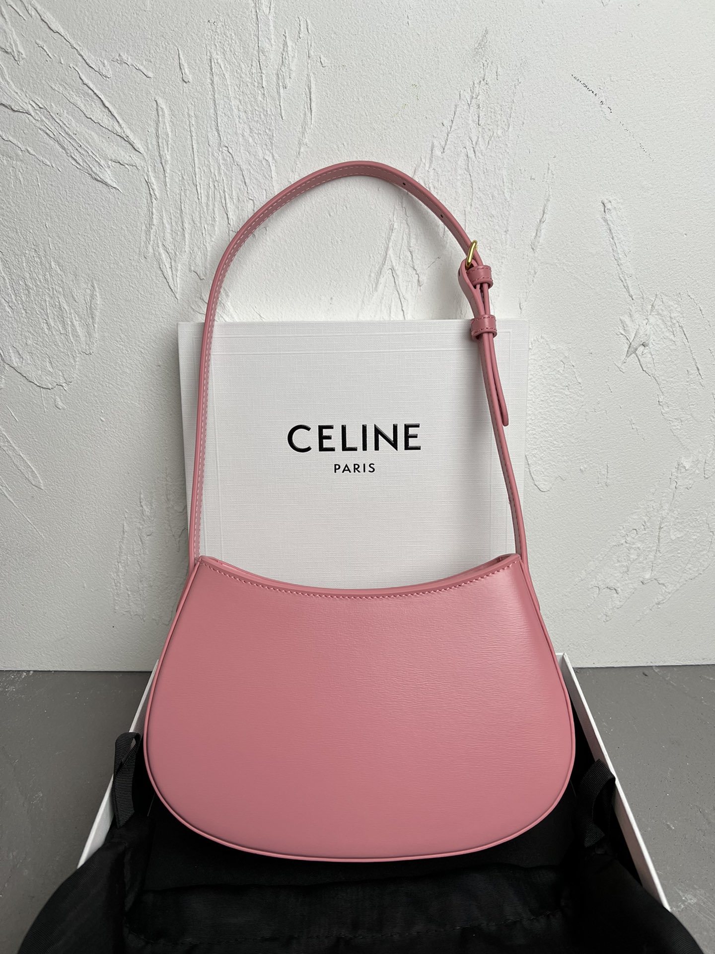 CELIN_E2024TILLY中号亮泽牛皮革手袋24s春季新品来啦!新年限量款️最新腋下包现货发售最新