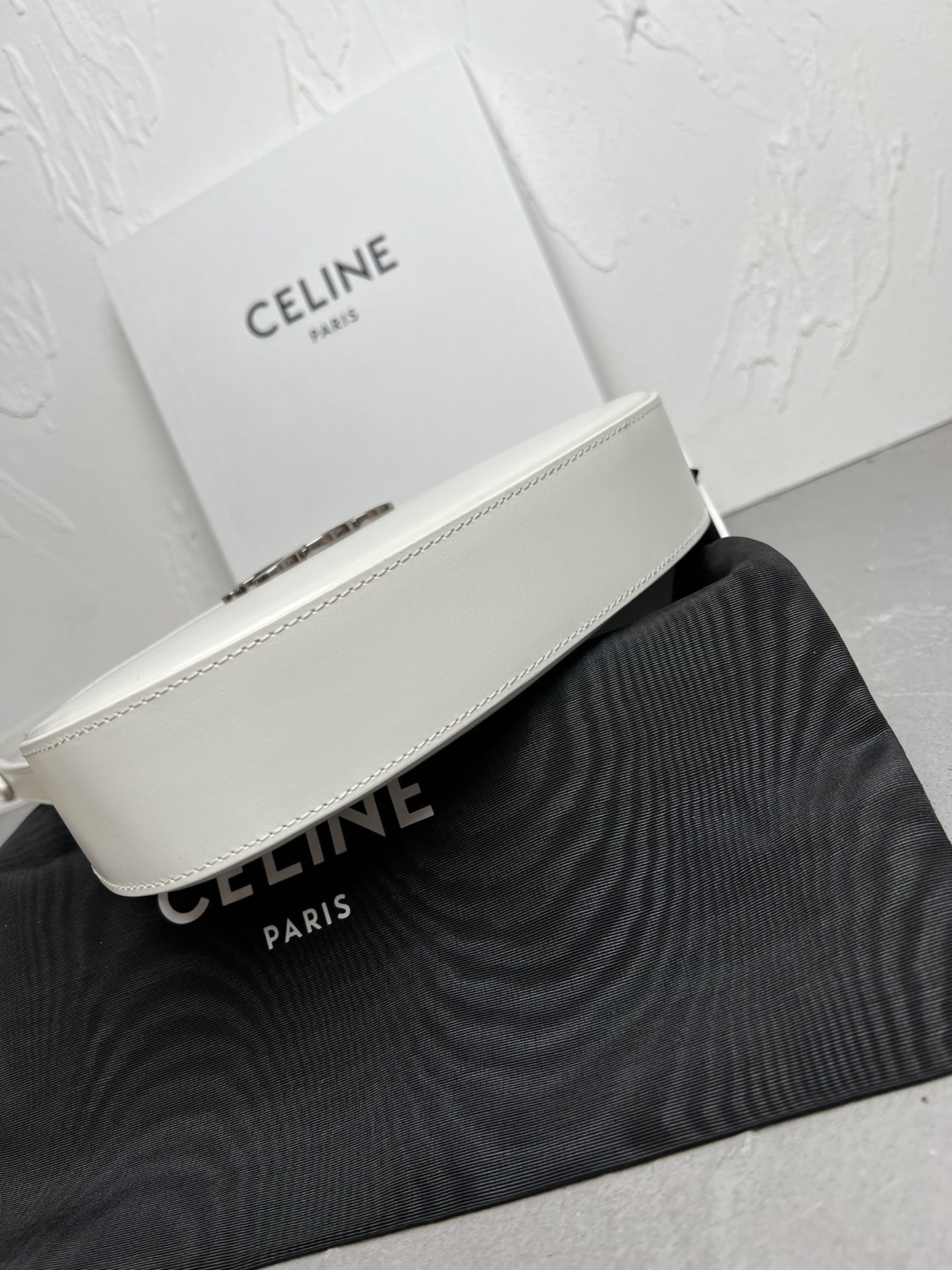 CELIN_E2024TILLY中号亮泽牛皮革手袋24s春季新品来啦!新年限量款️最新腋下包现货发售最新