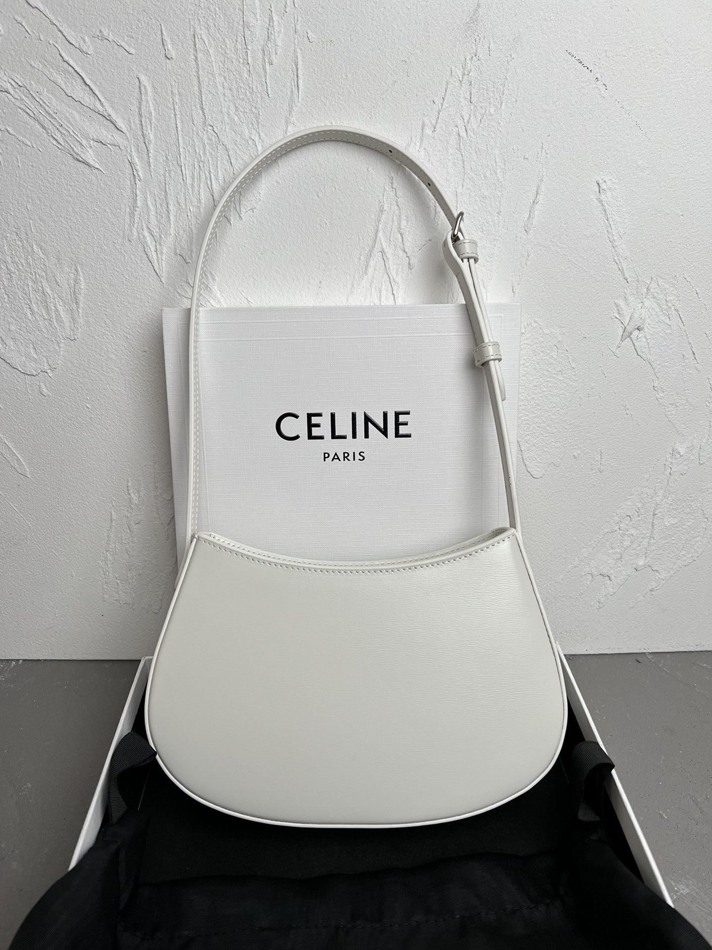 CELIN_E2024TILLY中号亮泽牛皮革手袋24s春季新品来啦!新年限量款️最新腋下包现货发售最新
