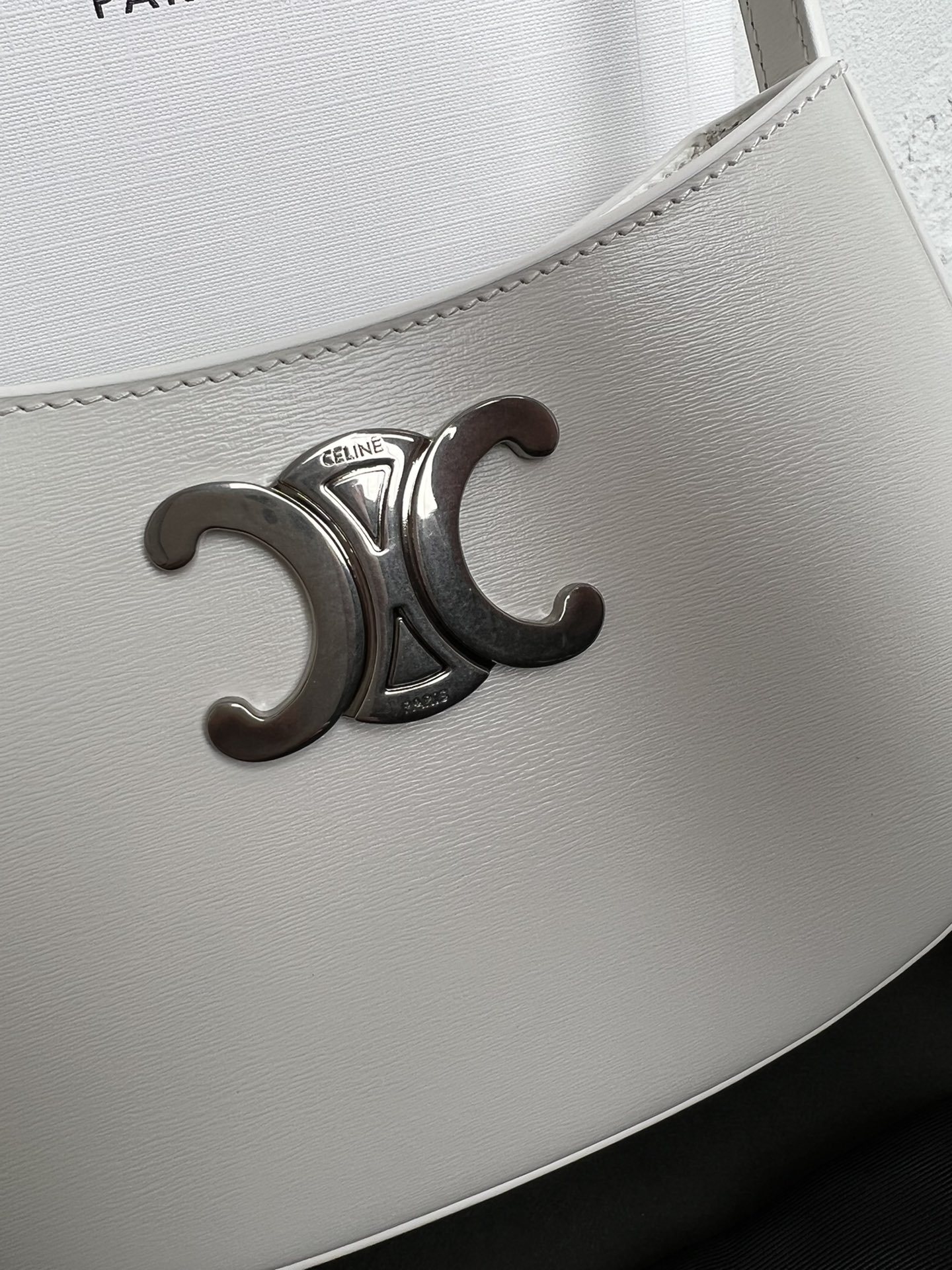 CELIN_E2024TILLY中号亮泽牛皮革手袋24s春季新品来啦!新年限量款️最新腋下包现货发售最新