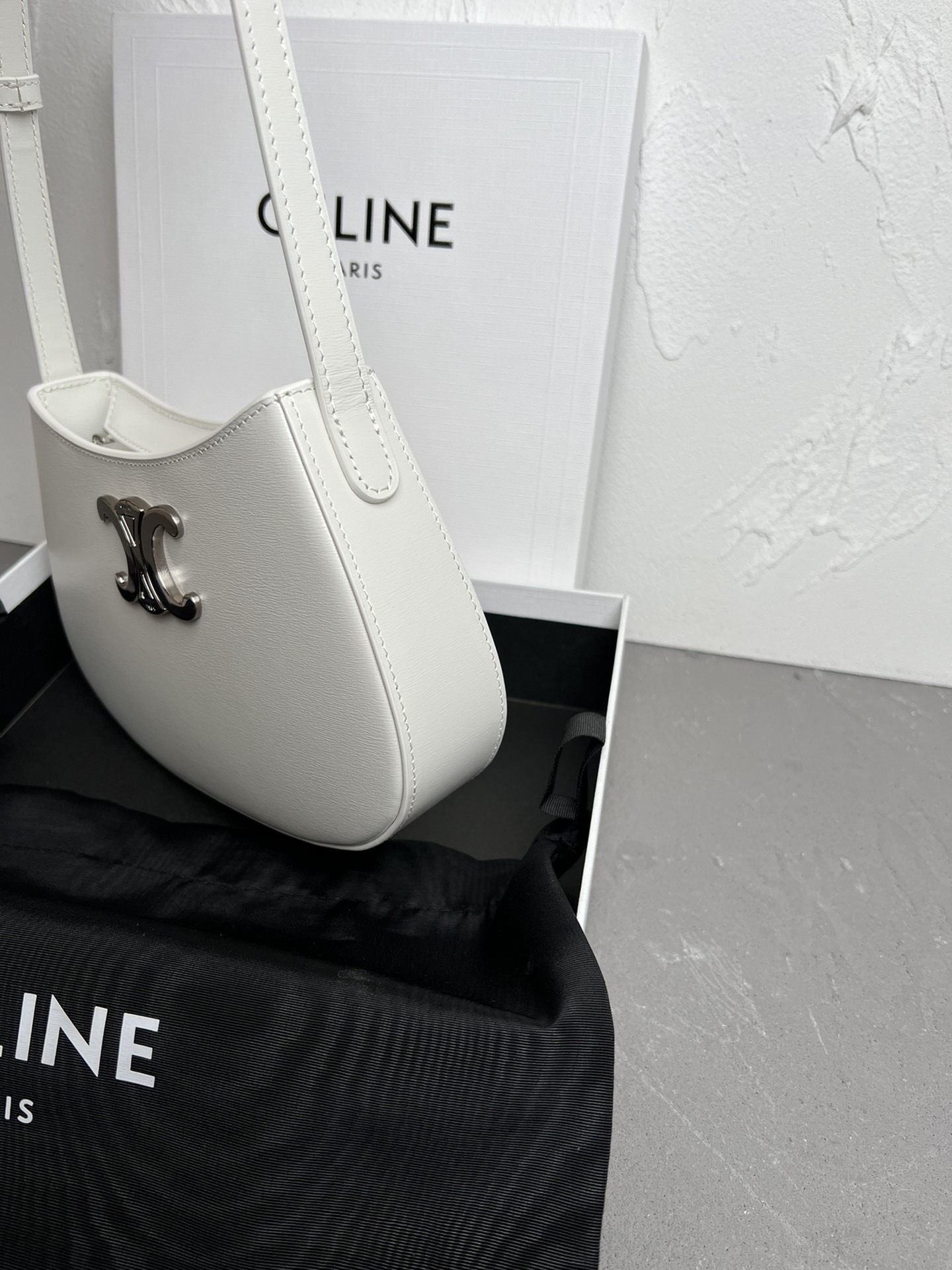 CELIN_E2024TILLY中号亮泽牛皮革手袋24s春季新品来啦!新年限量款️最新腋下包现货发售最新