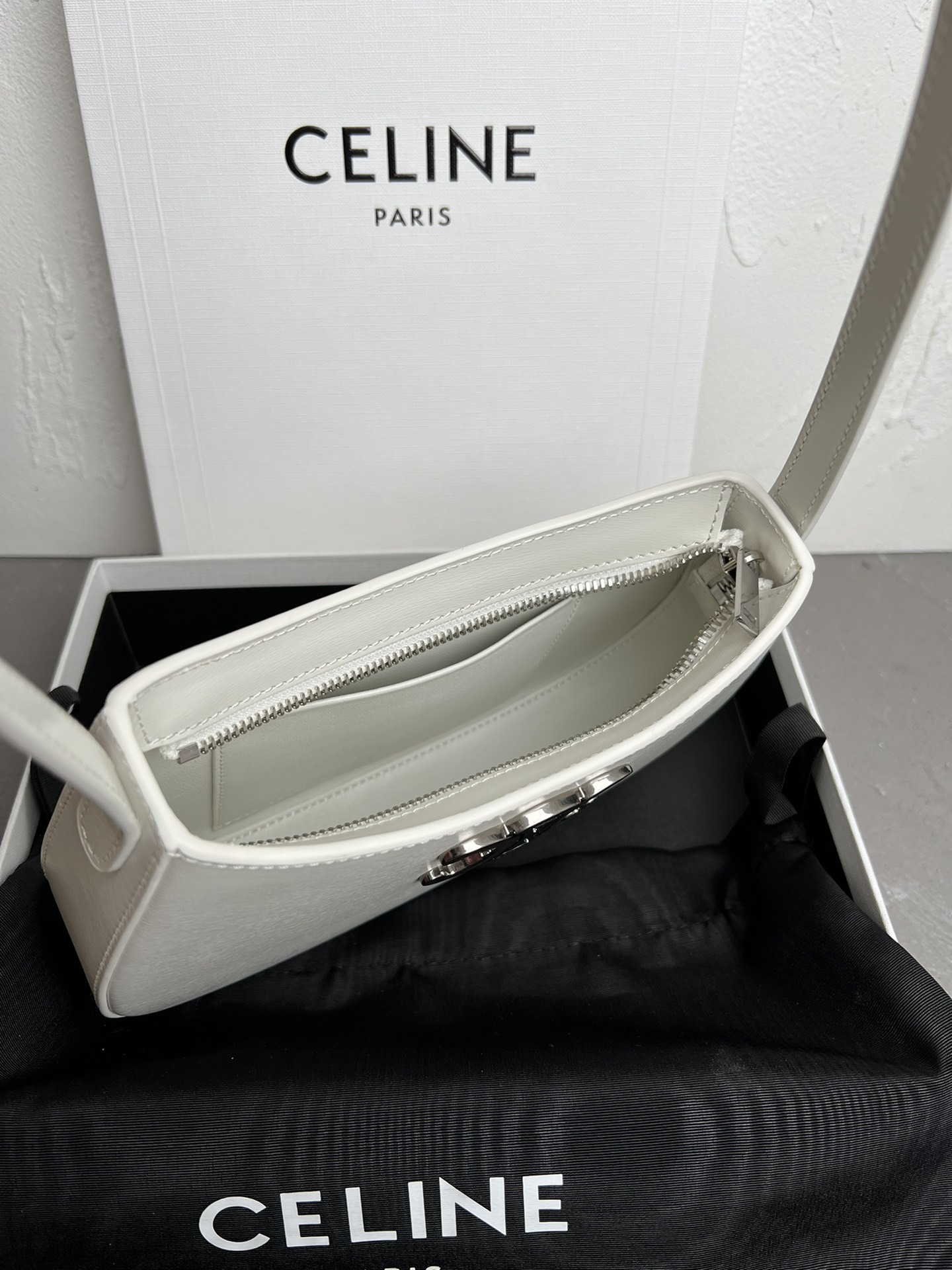 CELIN_E2024TILLY中号亮泽牛皮革手袋24s春季新品来啦!新年限量款️最新腋下包现货发售最新