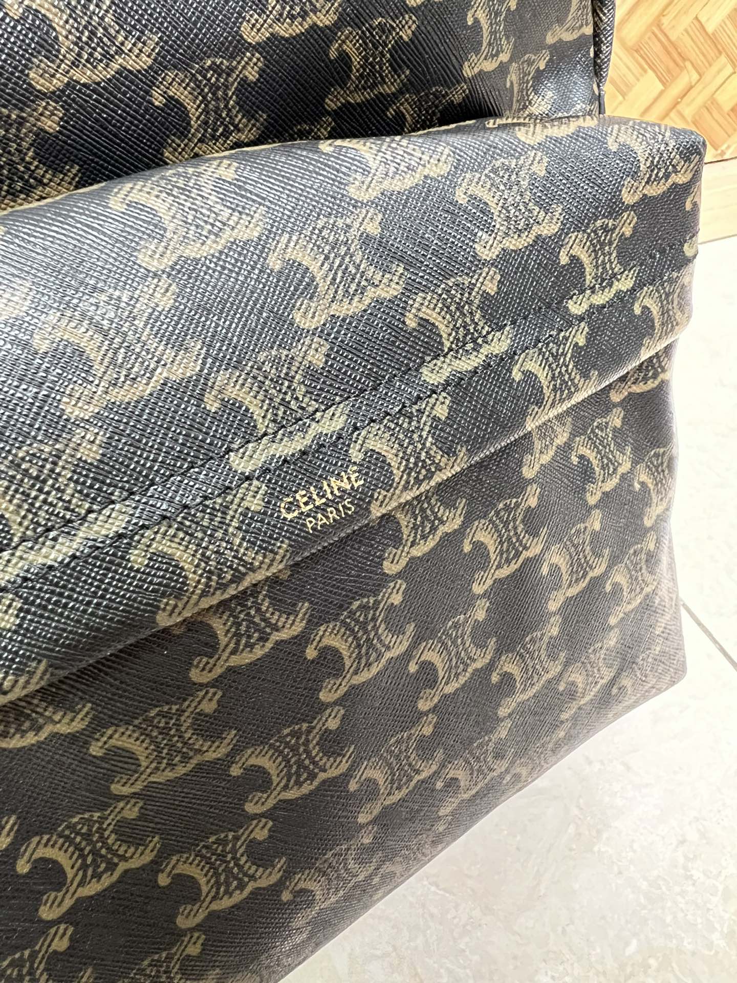  CELINE🆕🎒TRIOMPHE 🎒小牛皮中号双肩包
TRIOMPHE中号帆布拼接小牛皮双肩包，配有2条可调节尼龙背带和1个提手。配有双拉链和1个正面拉链口袋。
+ 产品细节
13 X 15 X 5英寸(33.5 X 38 X 13厘米)
71%涂层帆布，29%小牛皮
100%棉衬里
金色金属件
双拉链 
正面口袋内设手机袋，主隔层内设加衬垫扁平口袋
外置扁平口袋 
可调节尼龙肩带长16英寸（40厘米）
可拆卸拉链头钩链
编号：188382BOV.38NO