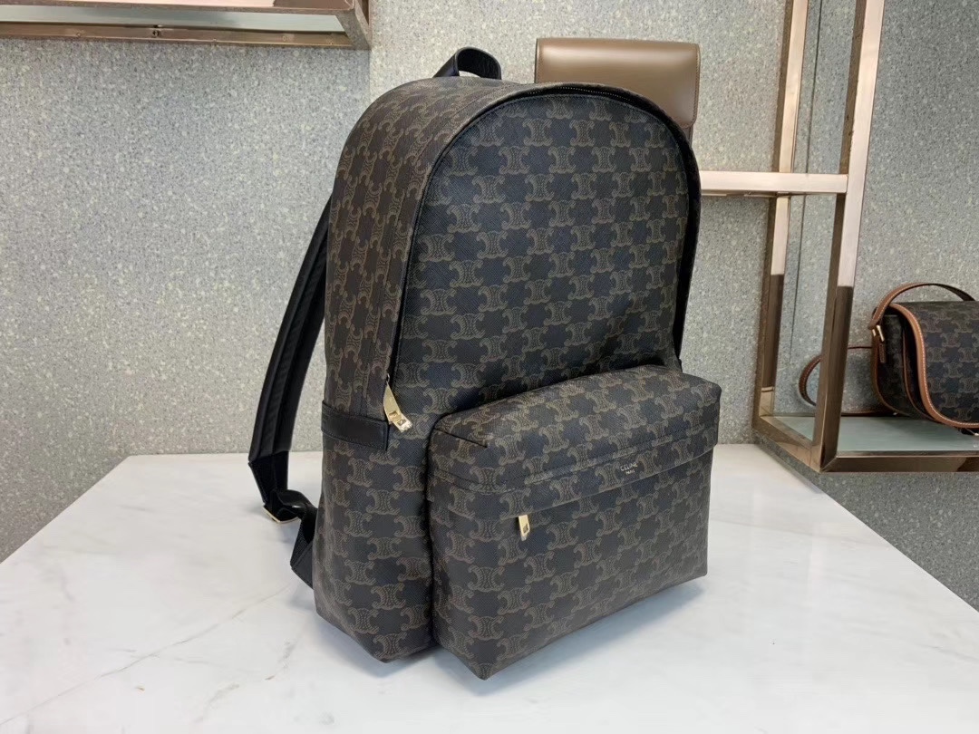  CELINE🆕🎒TRIOMPHE 🎒小牛皮中号双肩包
TRIOMPHE中号帆布拼接小牛皮双肩包，配有2条可调节尼龙背带和1个提手。配有双拉链和1个正面拉链口袋。
+ 产品细节
13 X 15 X 5英寸(33.5 X 38 X 13厘米)
71%涂层帆布，29%小牛皮
100%棉衬里
金色金属件
双拉链 
正面口袋内设手机袋，主隔层内设加衬垫扁平口袋
外置扁平口袋 
可调节尼龙肩带长16英寸（40厘米）
可拆卸拉链头钩链
编号：188382BOV.38NO