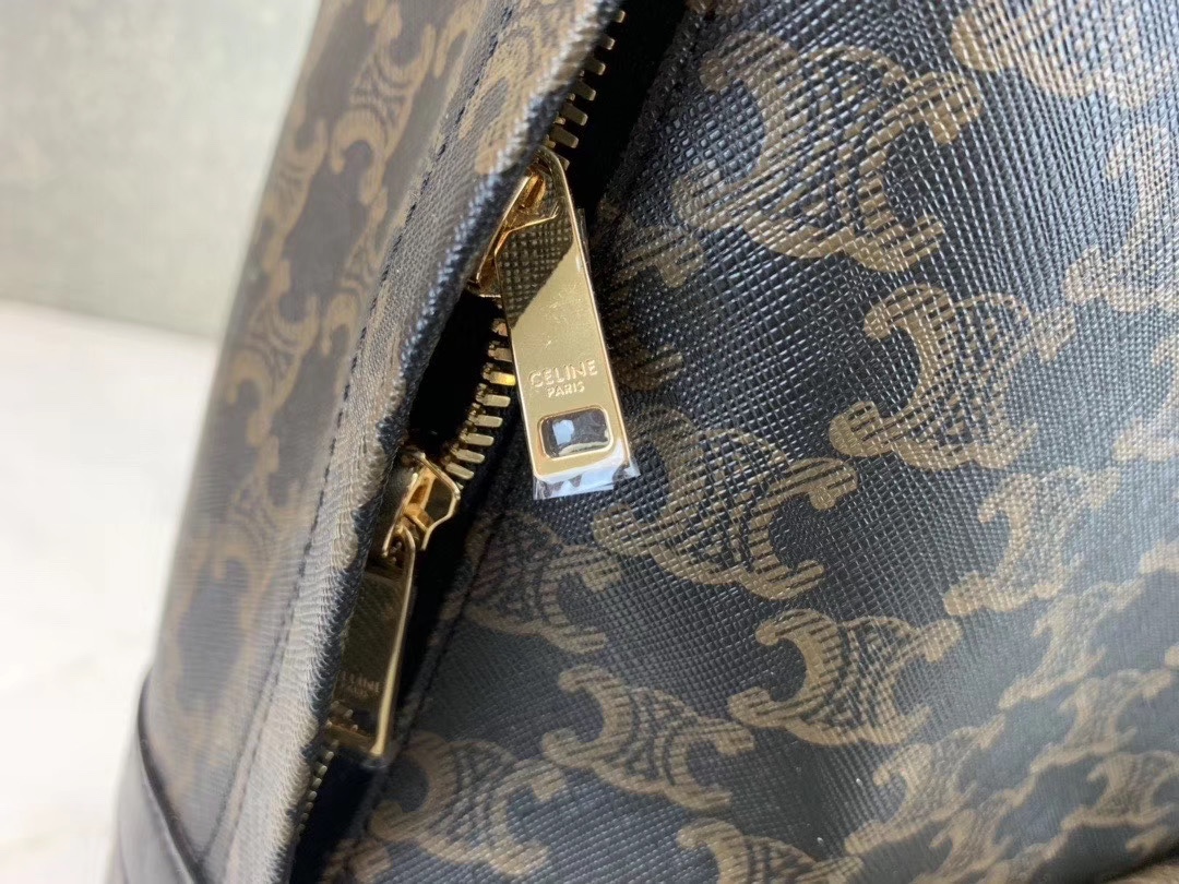  CELINE🆕🎒TRIOMPHE 🎒小牛皮中号双肩包
TRIOMPHE中号帆布拼接小牛皮双肩包，配有2条可调节尼龙背带和1个提手。配有双拉链和1个正面拉链口袋。
+ 产品细节
13 X 15 X 5英寸(33.5 X 38 X 13厘米)
71%涂层帆布，29%小牛皮
100%棉衬里
金色金属件
双拉链 
正面口袋内设手机袋，主隔层内设加衬垫扁平口袋
外置扁平口袋 
可调节尼龙肩带长16英寸（40厘米）
可拆卸拉链头钩链
编号：188382BOV.38NO