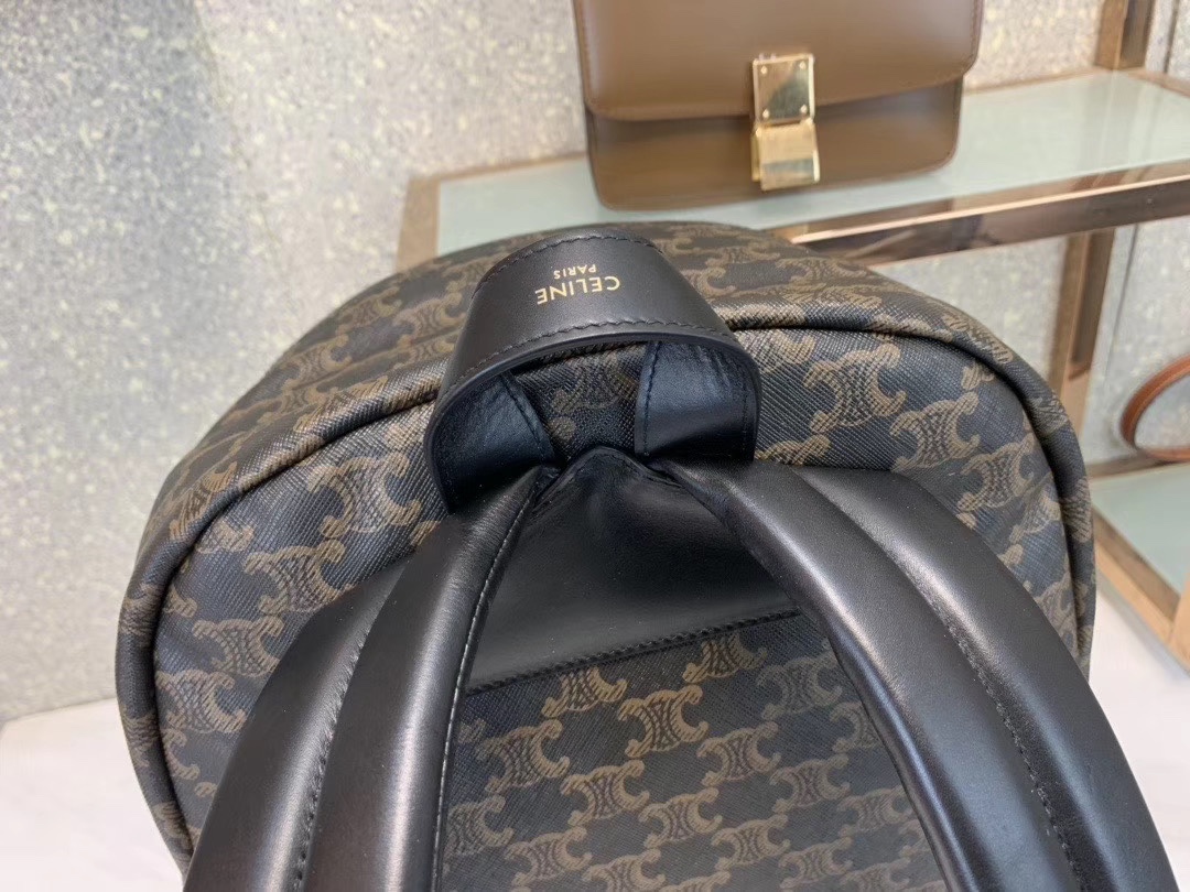  CELINE🆕🎒TRIOMPHE 🎒小牛皮中号双肩包
TRIOMPHE中号帆布拼接小牛皮双肩包，配有2条可调节尼龙背带和1个提手。配有双拉链和1个正面拉链口袋。
+ 产品细节
13 X 15 X 5英寸(33.5 X 38 X 13厘米)
71%涂层帆布，29%小牛皮
100%棉衬里
金色金属件
双拉链 
正面口袋内设手机袋，主隔层内设加衬垫扁平口袋
外置扁平口袋 
可调节尼龙肩带长16英寸（40厘米）
可拆卸拉链头钩链
编号：188382BOV.38NO