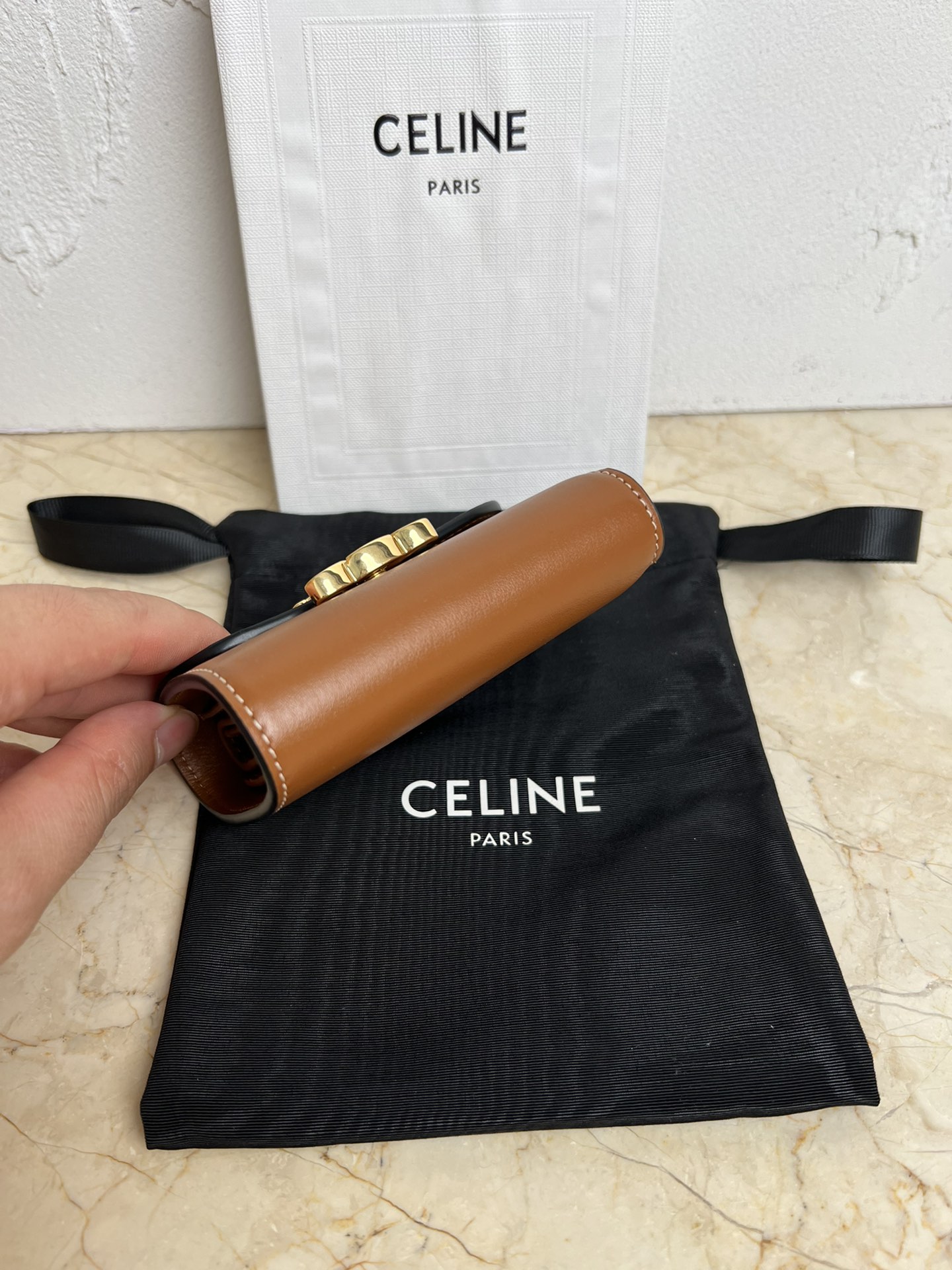  CE三折钱包🅰️🅰️
简约黑色三折钱包，这款主打自重轻，简约耐磨。卡片夹6个➕内袋零钱夹，设计很贴心人性化。体积也不大，方便携带。喜欢带钱包的姐妹可以冲

款号：100782
尺寸：10×2.5×9黑全皮
