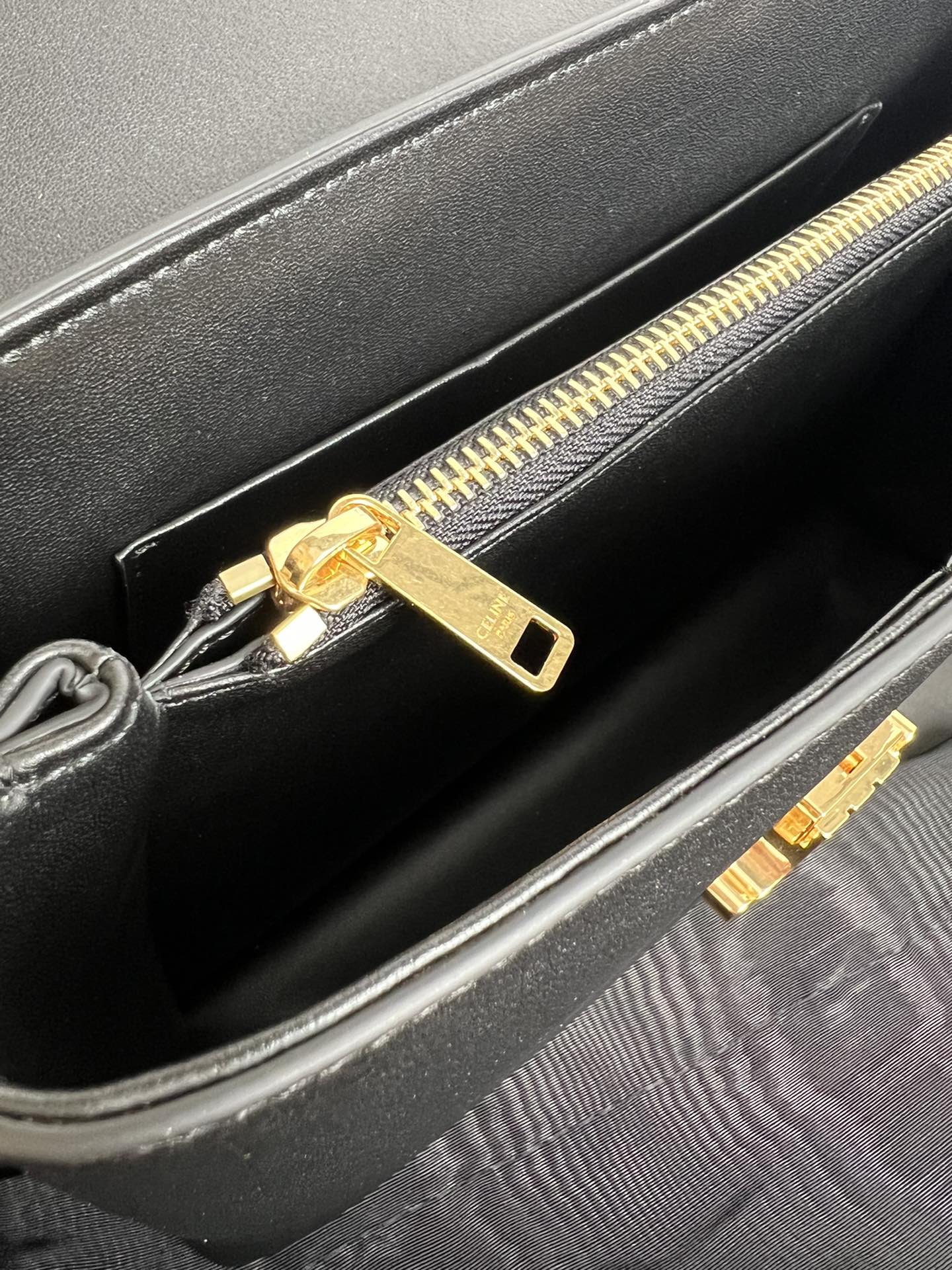  新品上线🅰️🅰️CE凯旋门kelly手袋👜
新款凯旋门收袋 满满高级感！
简约精致的轮廓 呈现干练风格与纯粹美学 无论是沉稳的黑色 低调的棕色 或者是柔和的粉色 都散发着无与伦比的高级感❤️ kelly经典造型的线条简洁大方 无需多余的装饰  都即显审美魅力🫶🏻
款号：188836
颜色：黑色
尺寸：25.5x18.5x10