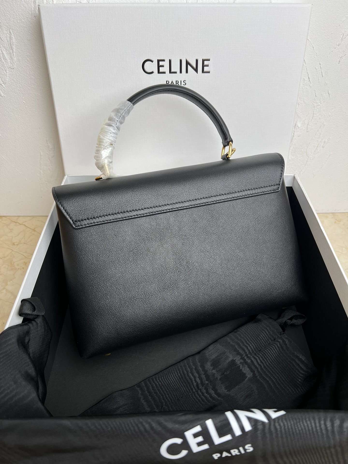  新品上线🅰️🅰️CE凯旋门kelly手袋👜
新款凯旋门收袋 满满高级感！
简约精致的轮廓 呈现干练风格与纯粹美学 无论是沉稳的黑色 低调的棕色 或者是柔和的粉色 都散发着无与伦比的高级感❤️ kelly经典造型的线条简洁大方 无需多余的装饰  都即显审美魅力🫶🏻
款号：188836
颜色：黑色
尺寸：25.5x18.5x10