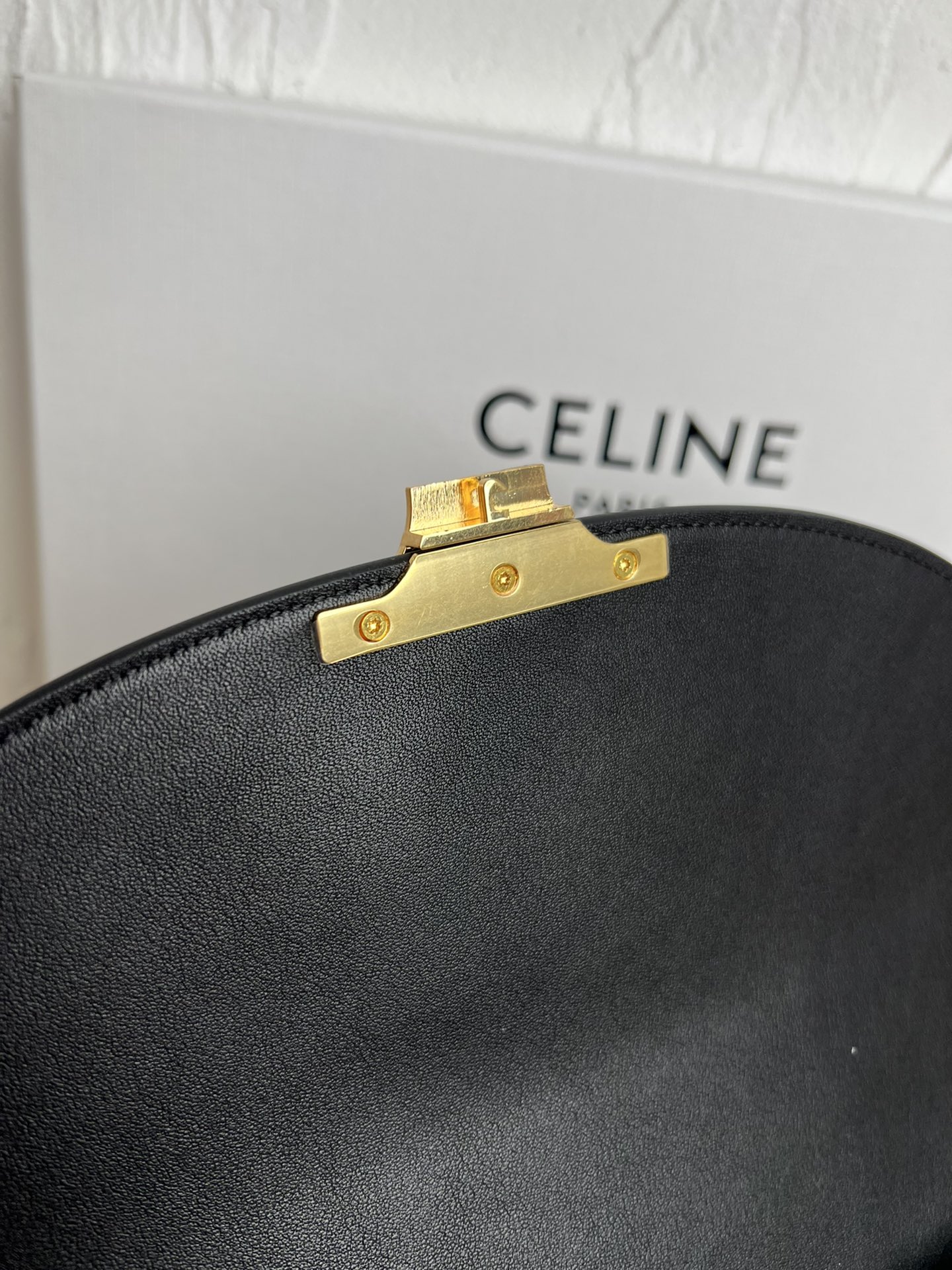  新品上线🅰️🅰️CE凯旋门kelly手袋👜
新款凯旋门收袋 满满高级感！
简约精致的轮廓 呈现干练风格与纯粹美学 无论是沉稳的黑色 低调的棕色 或者是柔和的粉色 都散发着无与伦比的高级感❤️ kelly经典造型的线条简洁大方 无需多余的装饰  都即显审美魅力🫶🏻
款号：188836
颜色：黑色
尺寸：25.5x18.5x10