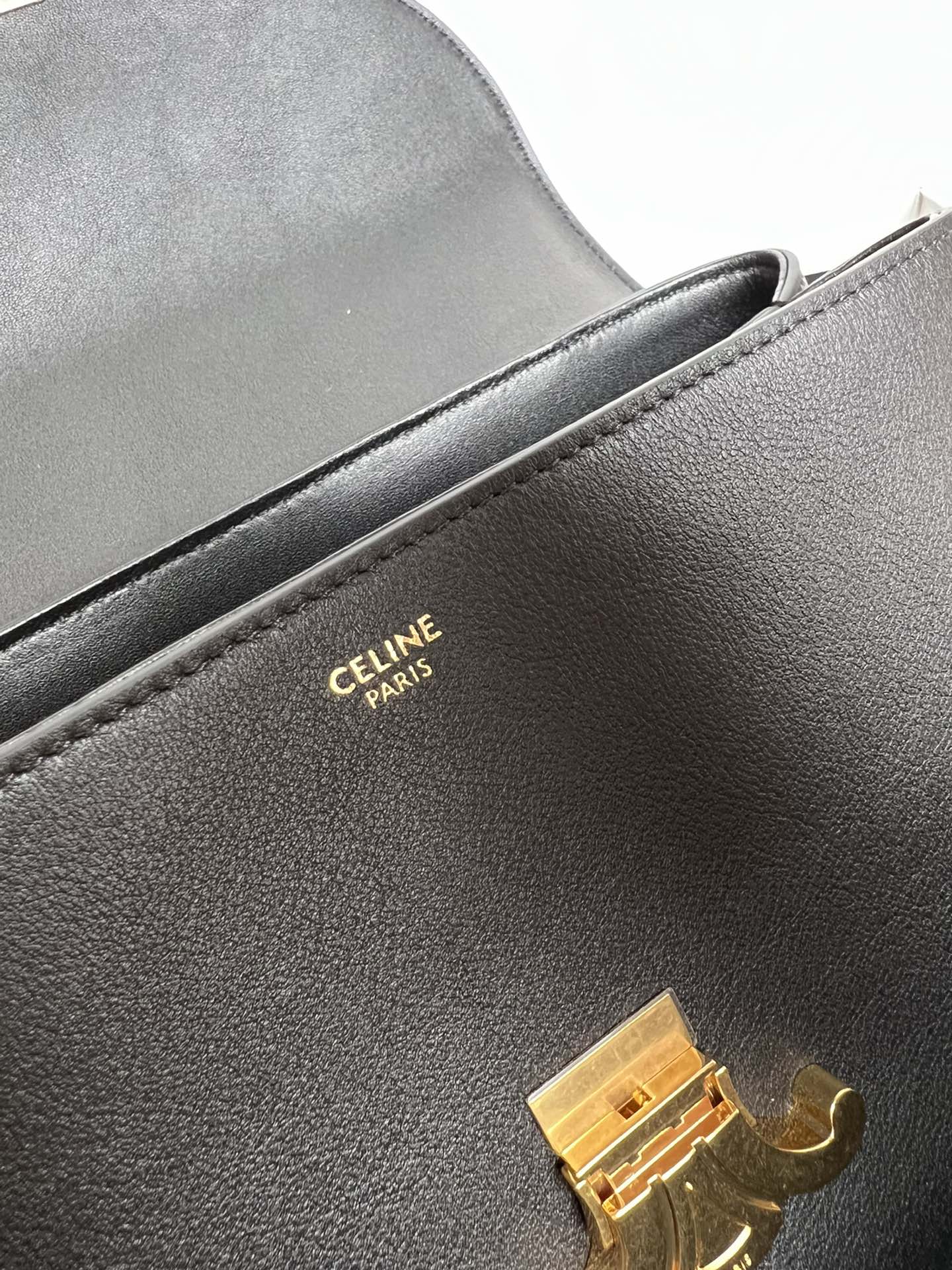  新品上线🅰️🅰️CE凯旋门kelly手袋👜
新款凯旋门收袋 满满高级感！
简约精致的轮廓 呈现干练风格与纯粹美学 无论是沉稳的黑色 低调的棕色 或者是柔和的粉色 都散发着无与伦比的高级感❤️ kelly经典造型的线条简洁大方 无需多余的装饰  都即显审美魅力🫶🏻
款号：188836
颜色：黑色
尺寸：25.5x18.5x10