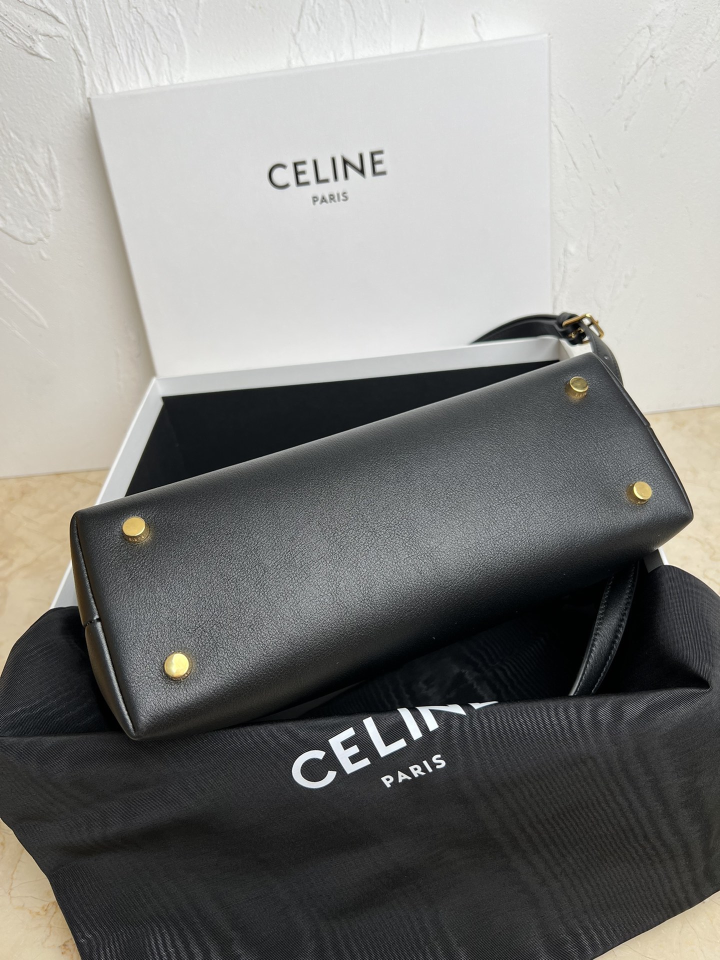  新品上线🅰️🅰️CE凯旋门kelly手袋👜
新款凯旋门收袋 满满高级感！
简约精致的轮廓 呈现干练风格与纯粹美学 无论是沉稳的黑色 低调的棕色 或者是柔和的粉色 都散发着无与伦比的高级感❤️ kelly经典造型的线条简洁大方 无需多余的装饰  都即显审美魅力🫶🏻
款号：188836
颜色：黑色
尺寸：25.5x18.5x10