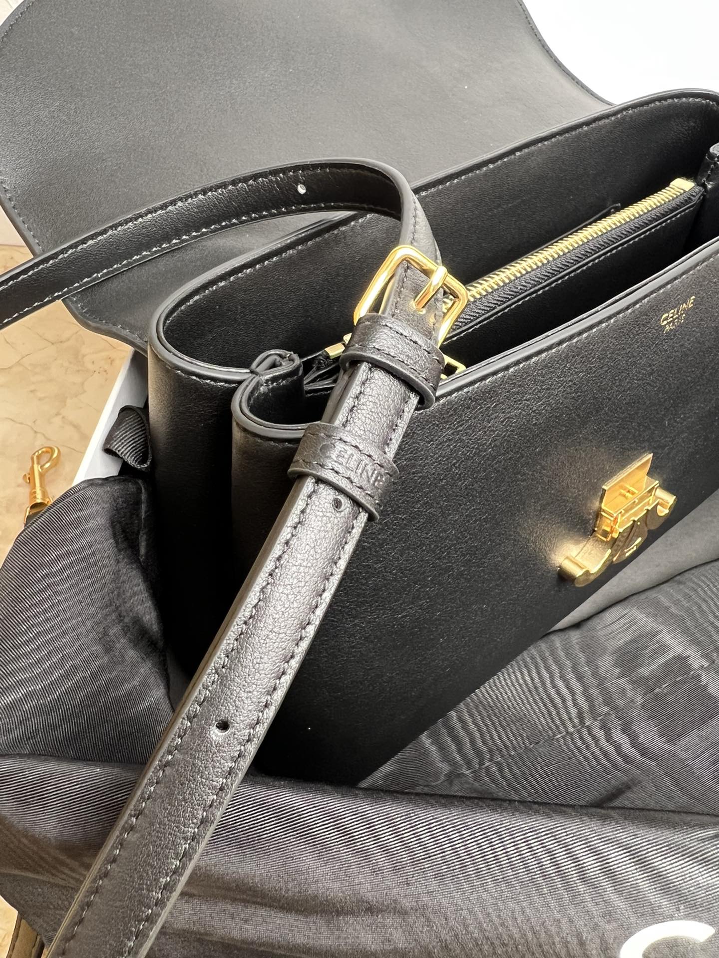  新品上线🅰️🅰️CE凯旋门kelly手袋👜
新款凯旋门收袋 满满高级感！
简约精致的轮廓 呈现干练风格与纯粹美学 无论是沉稳的黑色 低调的棕色 或者是柔和的粉色 都散发着无与伦比的高级感❤️ kelly经典造型的线条简洁大方 无需多余的装饰  都即显审美魅力🫶🏻
款号：188836
颜色：黑色
尺寸：25.5x18.5x10