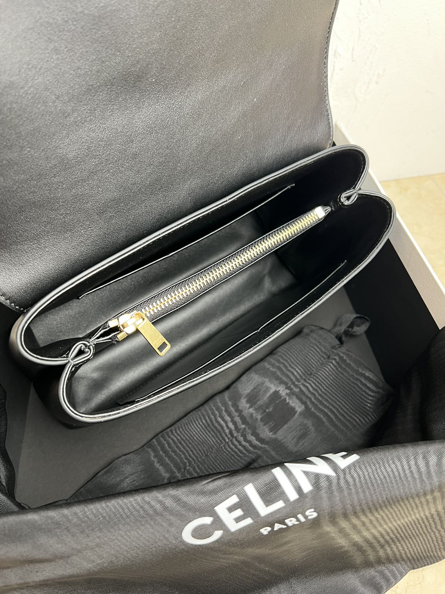  新品上线🅰️🅰️CE凯旋门kelly手袋👜
新款凯旋门收袋 满满高级感！
简约精致的轮廓 呈现干练风格与纯粹美学 无论是沉稳的黑色 低调的棕色 或者是柔和的粉色 都散发着无与伦比的高级感❤️ kelly经典造型的线条简洁大方 无需多余的装饰  都即显审美魅力🫶🏻
款号：188836
颜色：黑色
尺寸：25.5x18.5x10