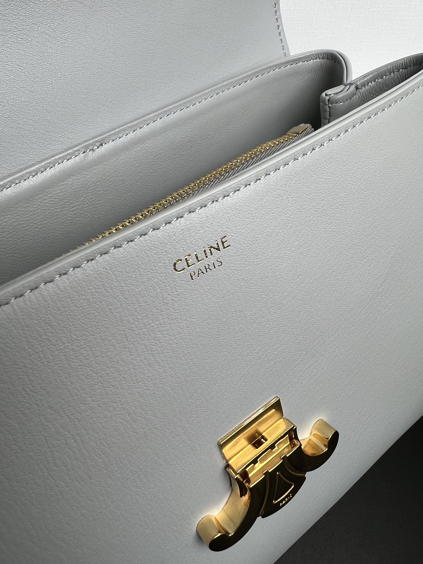  新品上线🅰️🅰️CE凯旋门kelly手袋👜
新款凯旋门收袋 满满高级感！
简约精致的轮廓 呈现干练风格与纯粹美学 无论是沉稳的黑色 低调的棕色 或者是柔和的粉色 都散发着无与伦比的高级感❤️ kelly经典造型的线条简洁大方 无需多余的装饰  都即显审美魅力🫶🏻
款号：188836
颜色：黑色
尺寸：25.5x18.5x10