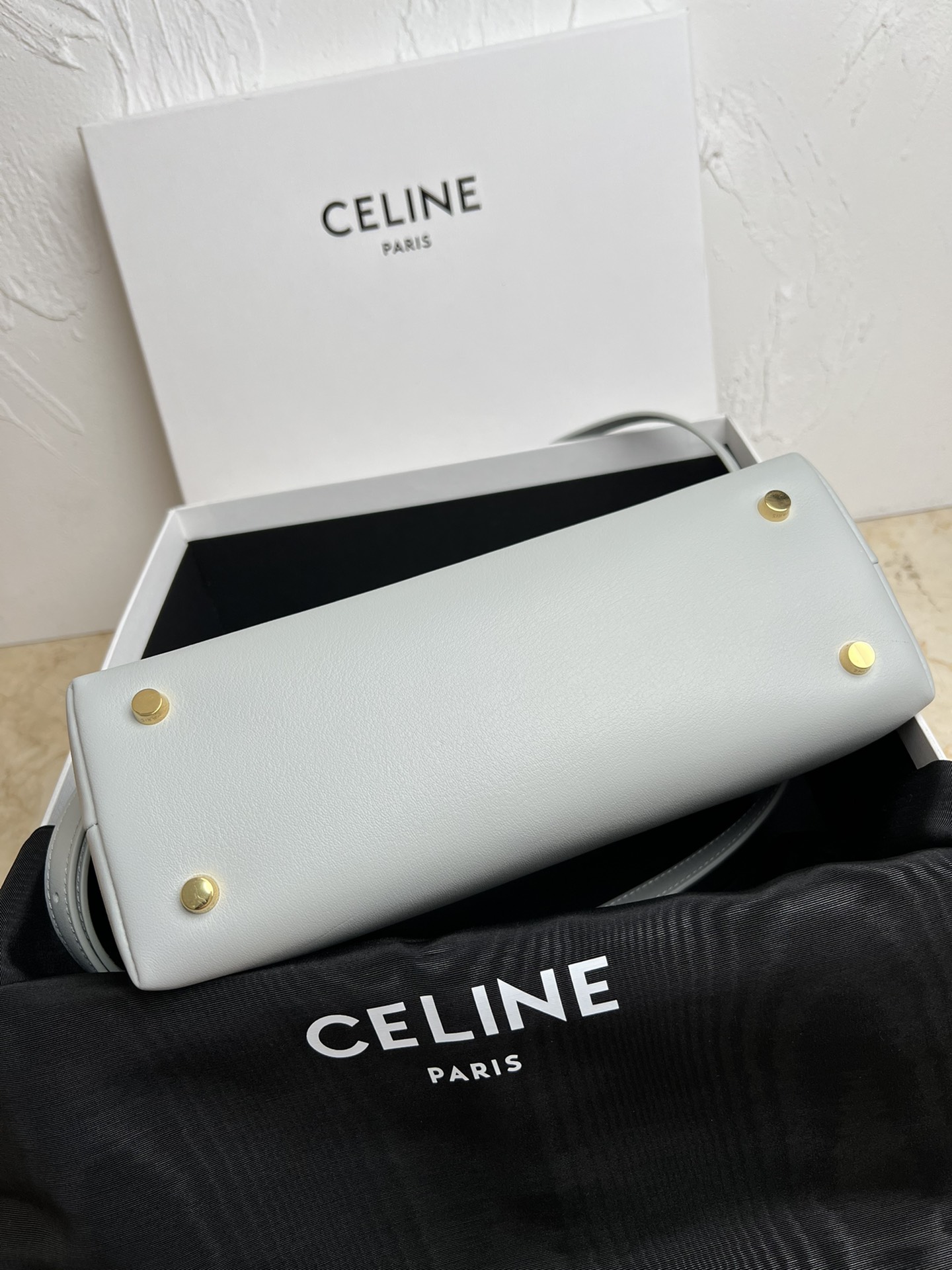  新品上线🅰️🅰️CE凯旋门kelly手袋👜
新款凯旋门收袋 满满高级感！
简约精致的轮廓 呈现干练风格与纯粹美学 无论是沉稳的黑色 低调的棕色 或者是柔和的粉色 都散发着无与伦比的高级感❤️ kelly经典造型的线条简洁大方 无需多余的装饰  都即显审美魅力🫶🏻
款号：188836
颜色：黑色
尺寸：25.5x18.5x10