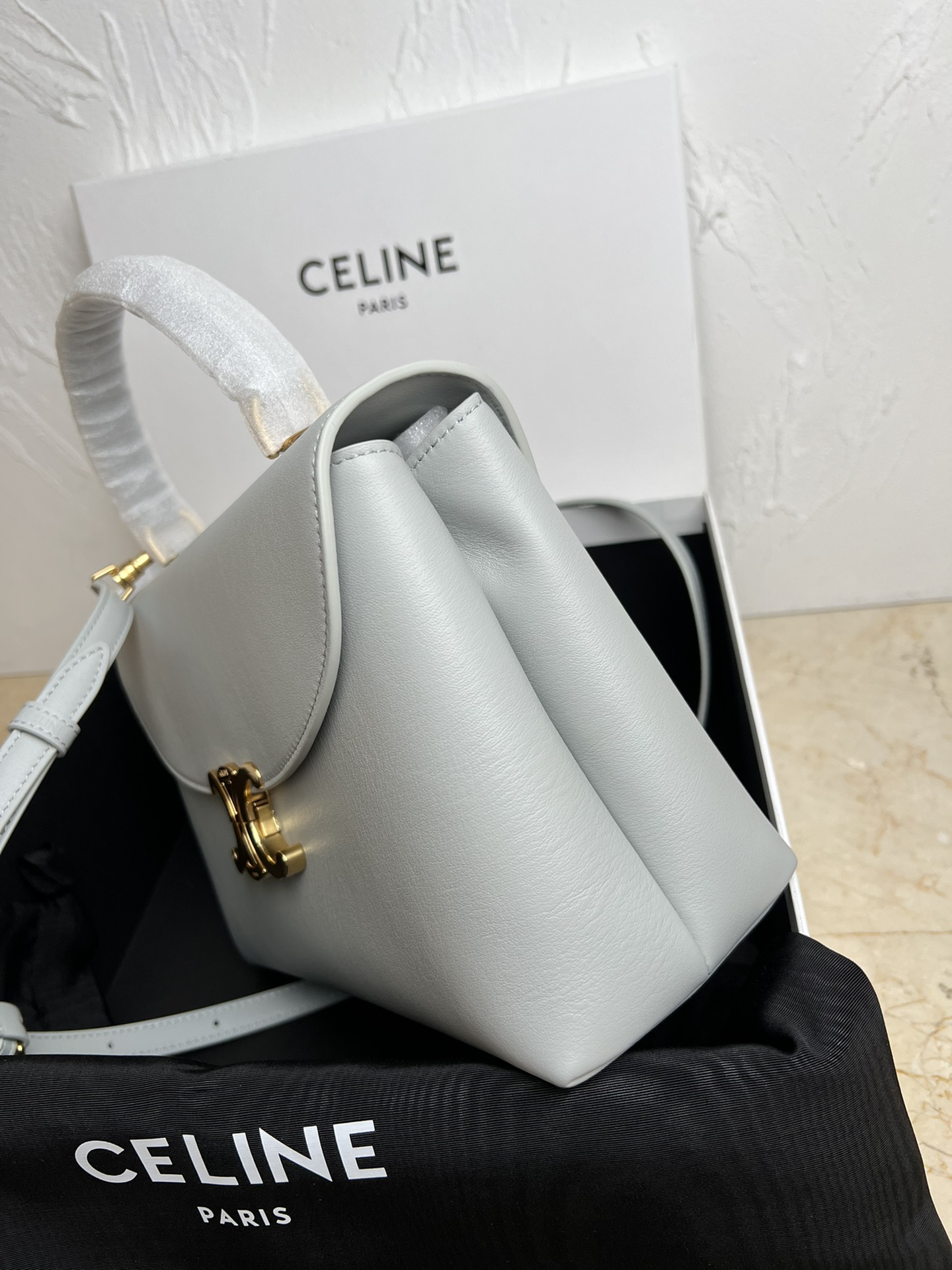  新品上线🅰️🅰️CE凯旋门kelly手袋👜
新款凯旋门收袋 满满高级感！
简约精致的轮廓 呈现干练风格与纯粹美学 无论是沉稳的黑色 低调的棕色 或者是柔和的粉色 都散发着无与伦比的高级感❤️ kelly经典造型的线条简洁大方 无需多余的装饰  都即显审美魅力🫶🏻
款号：188836
颜色：黑色
尺寸：25.5x18.5x10