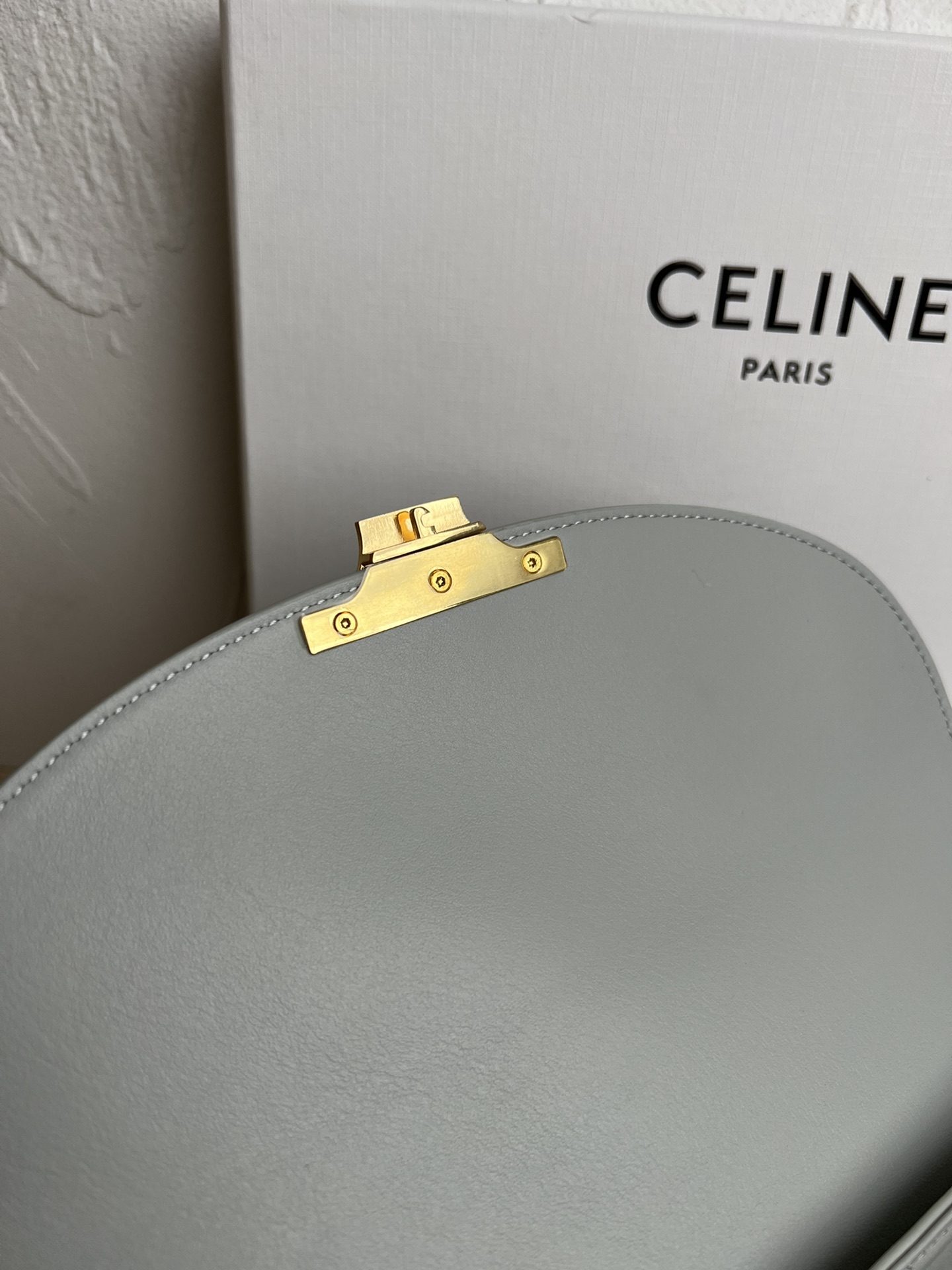  新品上线🅰️🅰️CE凯旋门kelly手袋👜
新款凯旋门收袋 满满高级感！
简约精致的轮廓 呈现干练风格与纯粹美学 无论是沉稳的黑色 低调的棕色 或者是柔和的粉色 都散发着无与伦比的高级感❤️ kelly经典造型的线条简洁大方 无需多余的装饰  都即显审美魅力🫶🏻
款号：188836
颜色：黑色
尺寸：25.5x18.5x10