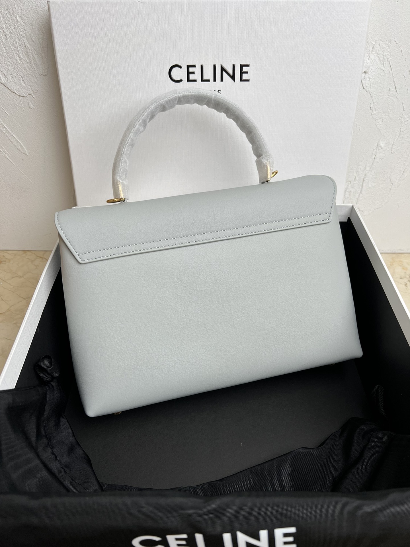  新品上线🅰️🅰️CE凯旋门kelly手袋👜
新款凯旋门收袋 满满高级感！
简约精致的轮廓 呈现干练风格与纯粹美学 无论是沉稳的黑色 低调的棕色 或者是柔和的粉色 都散发着无与伦比的高级感❤️ kelly经典造型的线条简洁大方 无需多余的装饰  都即显审美魅力🫶🏻
款号：188836
颜色：黑色
尺寸：25.5x18.5x10
