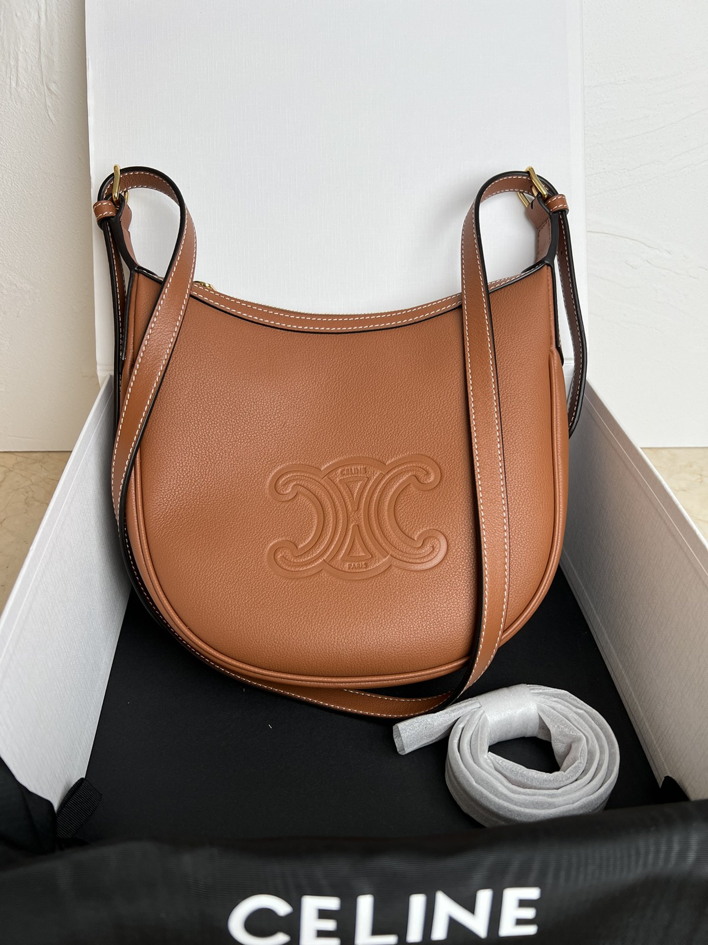 NO:199935,New products are launched, CE new model, small HELOISE HOBO underarm bag, a must-enter series!  The round and smooth curved body looks a bit like the expanded version of the familiar AVA at first glance~ I have to say that Celine can tell if this big HoBo overall gives people a very French-style, lazy and casual look. The classic color combination is fashionable and fashionable and not easy to get out of date. The bag capacity meets short-distance business trips or daily attendance, which is very practical!  Model number 117253 Color tan brown Size 23x17x21, Celine, Celine, Celine19860909新品上线 CE新款 小号HELOISE HOBO 腋下包 必入系列！圆润流畅的弧线型包身 一眼看上去甚至有点像大家熟悉的AVA 的加大版 ～ 不得不说 Celine 一出手 就知有没有 这款大HoBo 整体给人感觉非常法式慵懒且随性. 经典的色系搭配 时髦洋气不易过时 . 包包容量满足短途出差或者日常出勤 ,非常实用！ 款号117253 颜色黄褐棕 尺寸23x17x21,赛琳celine,celine,celine,Bag