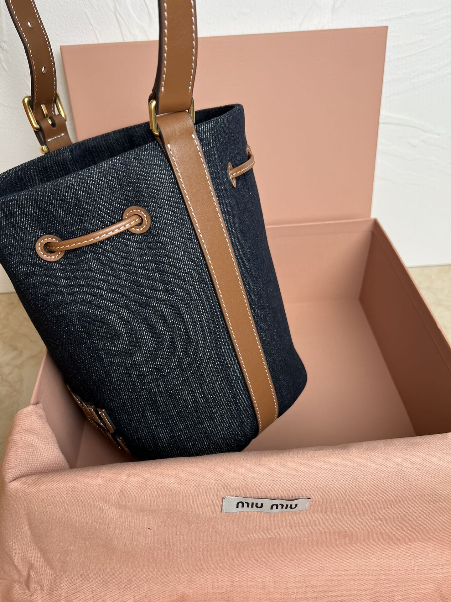 Miu Miu miumiu 5BE090, Miu's new denim bucket bag, brand new denim fabric, continuing the lazy and sexy craze of the previous season, another hot