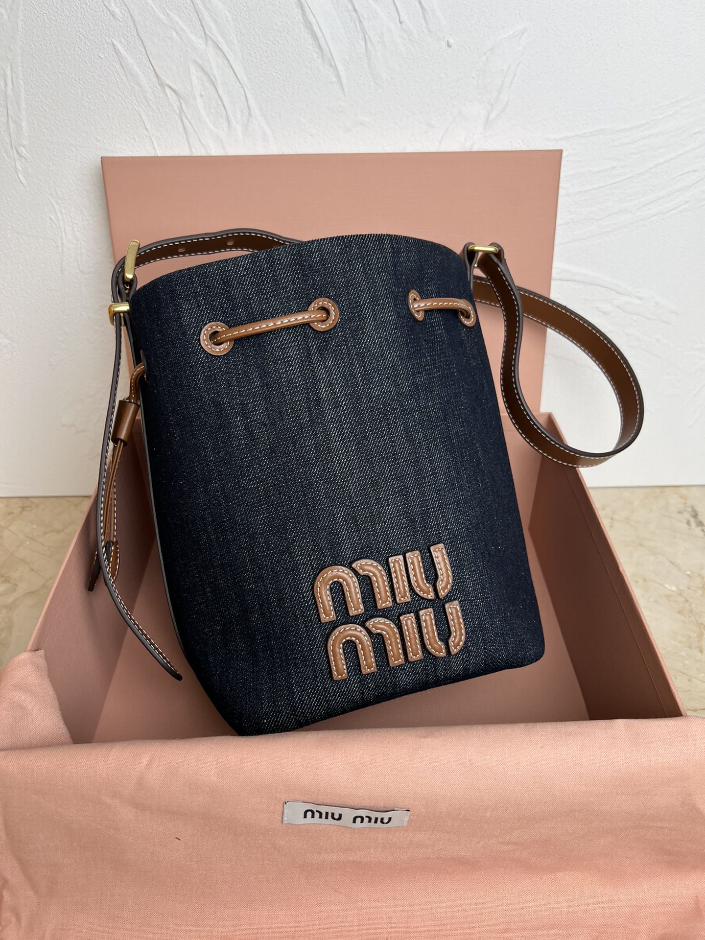 Miu Miu miumiu 5BE090, Miu's new denim bucket bag, brand new denim fabric, continuing the lazy and sexy craze of the previous season, another hot