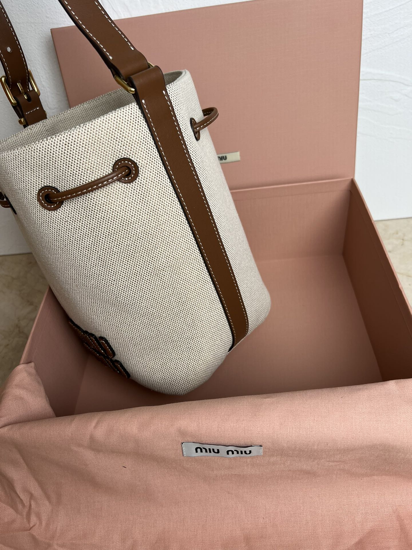 Miu Miu miumiu 5BE090, Miu's new denim bucket bag, brand new denim fabric, continuing the lazy and sexy craze of the previous season, another hot