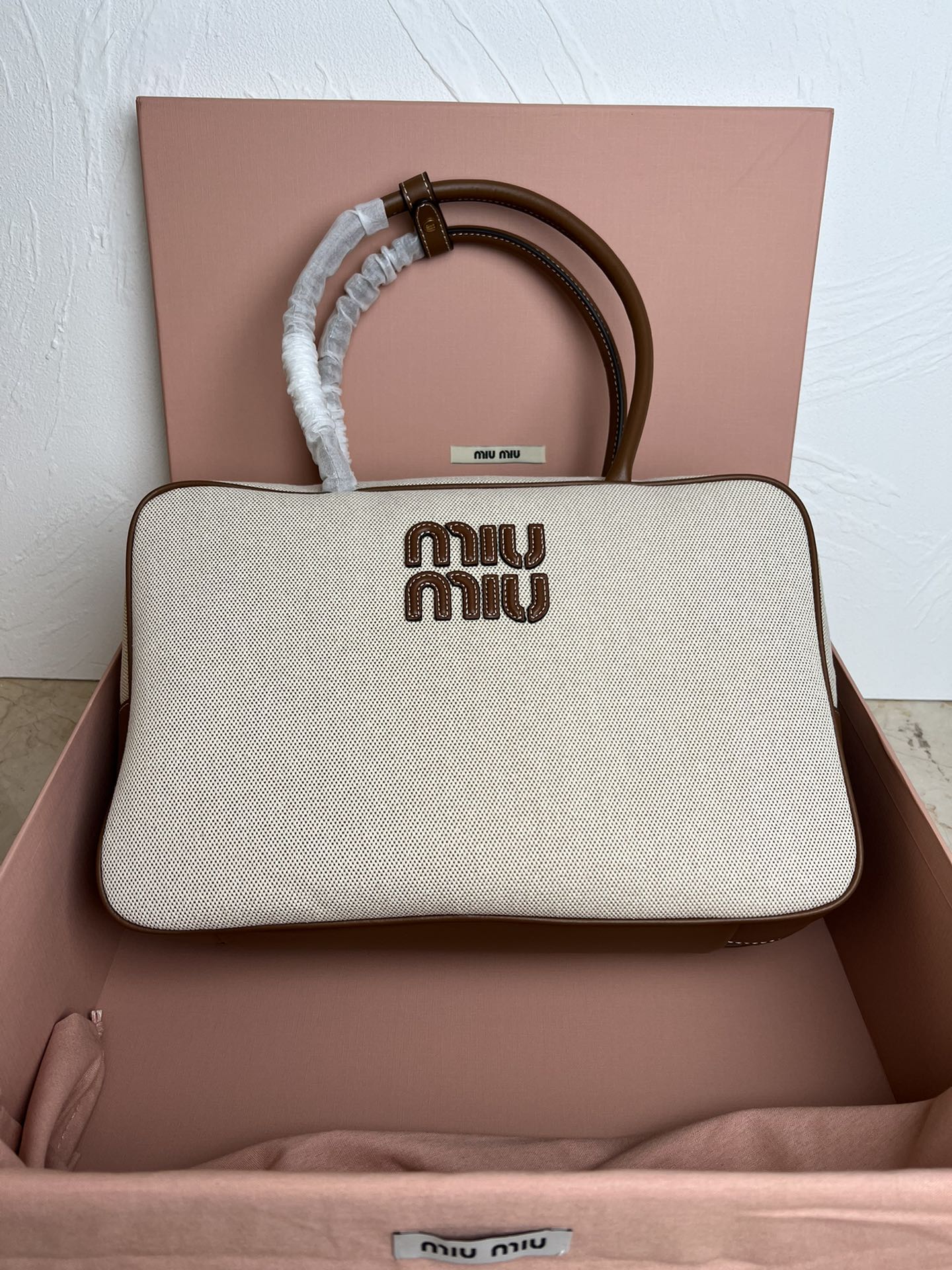 NO:199947,Genuine grade M Home 5BB117 fabric with leather MiuMiu new canvas briefcase, a complete fusion of fashion and classic, the next big hit is it, canvas fabric with calfskin, soft and durable texture, lighter and more versatile than full leather model, amazing in appearance and practicality, the three-generation long handle design is convenient for shoulders, large-sized design has sufficient capacity, and can easily accommodate various necessities. It is a perfect choice whether it is to work or travel, the new canvas lining is more beautiful and durable, size 34X23X12cm Accompanying original box, MIUMIU, miumiu, cowhide19860909正品级 M家 5BB117布配皮MiuMiu新品帆布公文包,时尚与经典的完全融合,下一个大爆款非它莫属,帆布面料搭配小牛皮,质感柔软且耐用,比起全皮款更加轻便且颜色也更百搭,无论外观还是实用性都让人惊叹,三代长手柄设计方便肩背,大号设计容量充足,可轻松装下各种必需品,无论上班还是出游,它都是完美的选择,全新的帆布衬里更美观耐用,尺寸34X23X12cm 陪原版盒,MIUMIU,miumiu,cowhide,Bag