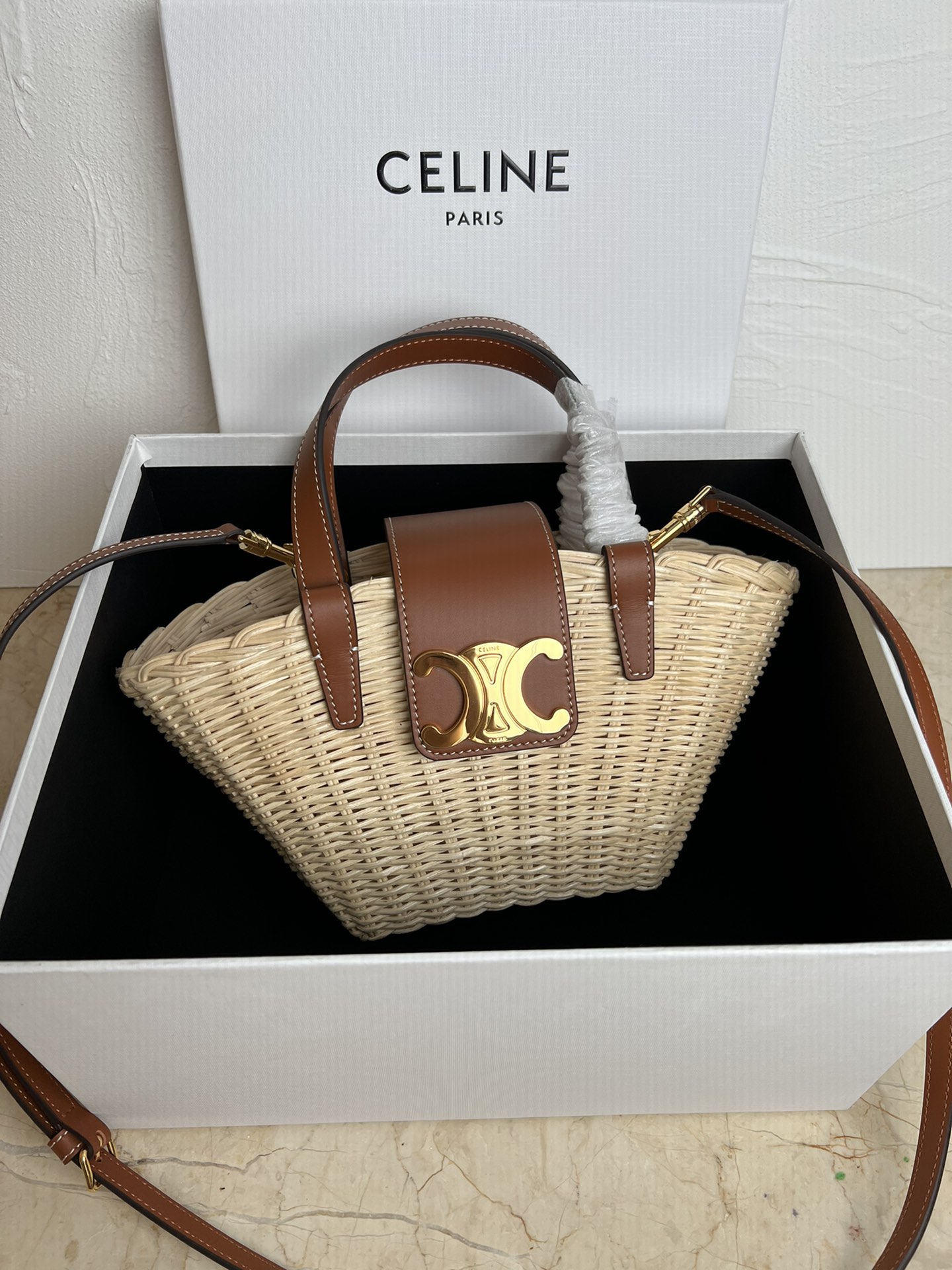 NO:187478,Genuine grade original leather CELINE vacation series vegetable basket natural wicker bamboo weaving   cowhide size 32*14*7cm Model 116572, Celine, celine, celine, cowhide19860909正品级 原厂皮 CELINE度假系列菜篮子 天然柳条竹编＋牛皮 尺寸32*14*7cm 型号116572,赛琳,celine,celine,cowhide,Bag