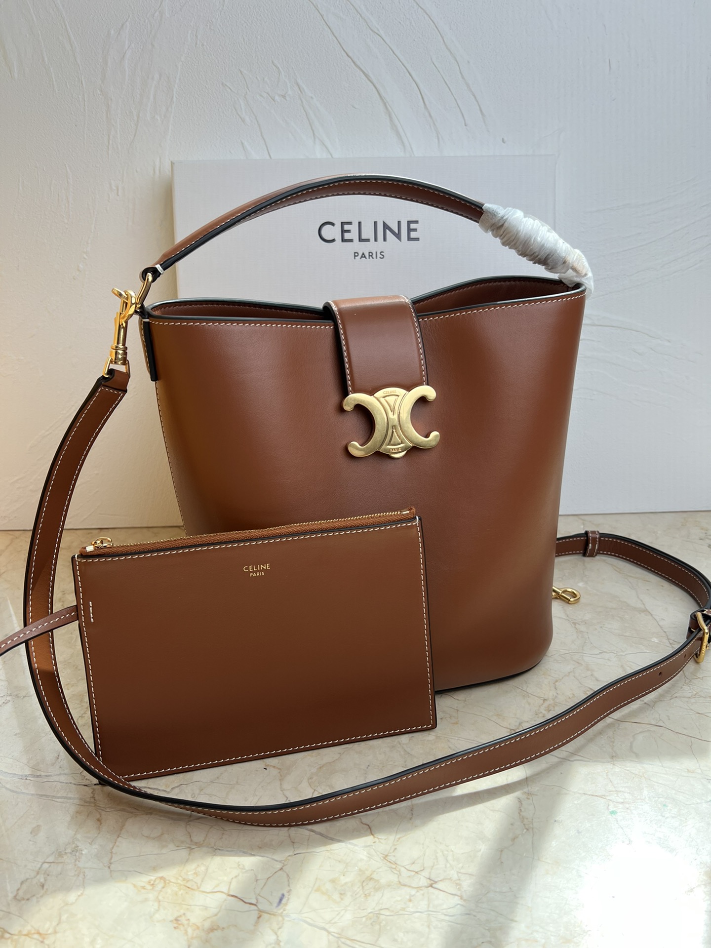 NO:199581,Genuine CELINE LOUISE medium-sized smooth cowhide bag 24s new Louise bucket bag. Those who have planted grass 16 bucket bags have come here. This year, this Louise lock buckle has added the Arc de Triomphe element, which enhances the recognition of this bucket bag more fashionable and exquisite. It can meet the three needs of handheld/cross-body/shoulder. The capacity is very considerable. Daily commuting/business trip/office is completely stress-free. If you like it, please feel free to push~ cowhide leather, sheep leather lining, gold finish, handheld, shoulder and crossbody, leather flip, TRIOMPHE magnetic buckle, 1 inside removable zipper pocket, removable and adjustable shoulder strap, minimum length 50cm, maximum length 57cm Size 28 X 24 X 16cm  No. 116613FX9.38NO, Celine, celine, celine, louis vuitton, cowhide, sheepskin19860909正品级 CELINE LOUISE中号光滑牛皮革手袋 24s新款Louise水桶包 之前种草16水桶包的宝子们看过来 今年这款Louise的锁扣加入了凯旋门元素 增强了这款水桶包的辨识度更加时尚精致 可满足手拎/斜挎/肩背三种需求 容量非常可观 日常通勤／出差／办公完全无压力 喜欢的宝子放心冲～ 牛皮革,羊皮革衬里,金色饰面,手提、肩背和斜挎,皮革翻盖,配TRIOMPHE磁扣,1个内侧可拆卸拉链口袋,可拆卸和可调节肩带,最小长度50cm,最大长度57cm 尺寸28 X 24 X 16厘米 编号116613FX9.38NO,赛琳celine,celine,celine,louis vuitton,cowhide,sheepskin,Bag