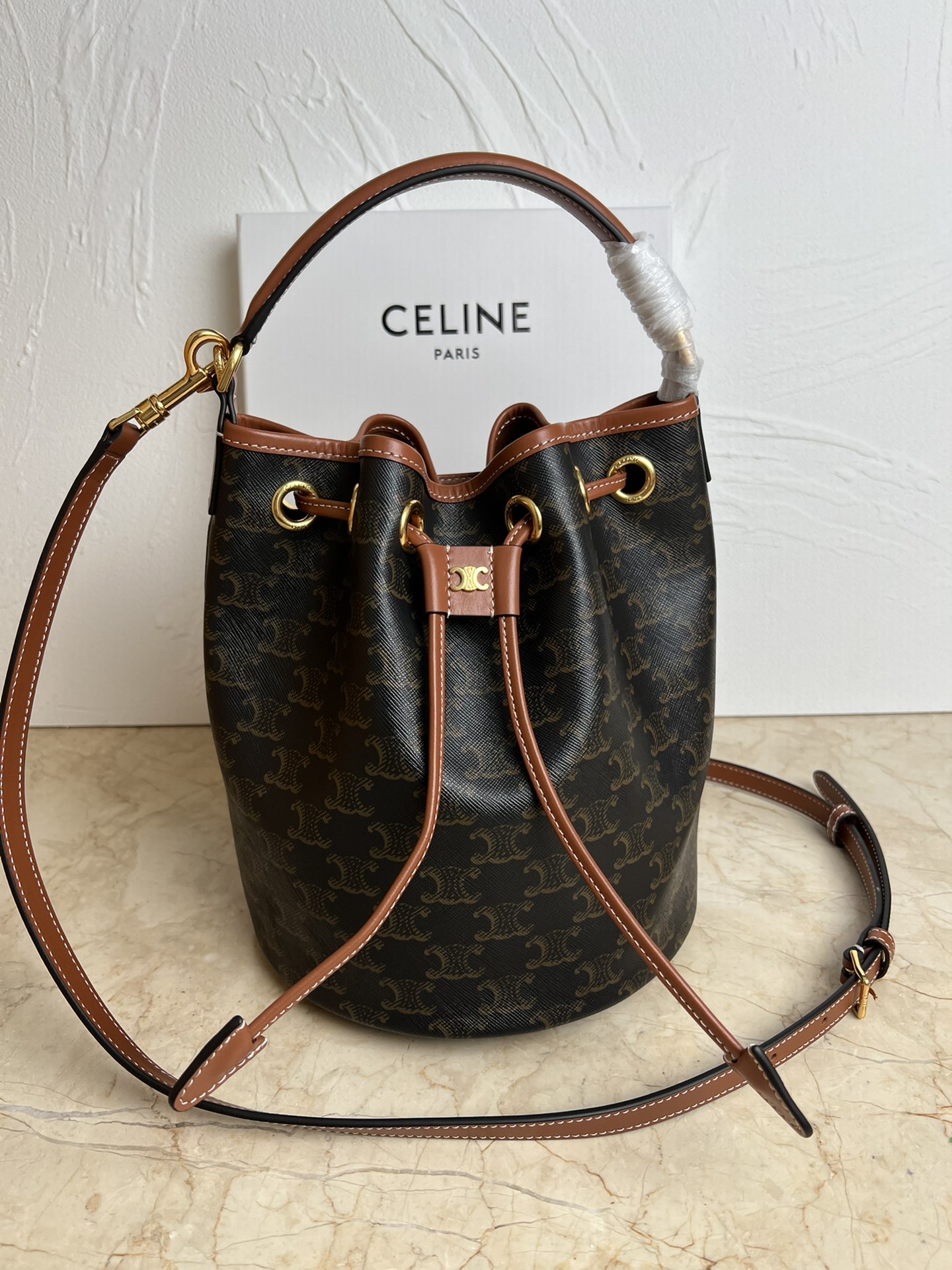 NO:199949,Celine New Old-fashioned Bucket Report CLARA logo printed cowhide handbag logo printed, cowhide leather edging Fabric lining Gold finish Hand, shoulder and crossbody Drawstring leather lace 1 leather handle 4 inches (9 cm) 1 removable and adjustable shoulder strap Minimum length 17 inches (47 cm) Maximum length 20 inches (53 cm) Dimensions: 8X9X8 inches (20X24X20 cm) Model: 116882, Celine, christian louboutin, celine, celine, cowhide19860909Celine新款 老花水桶报道 CLARA标志印花牛皮革手袋标志印花,牛皮革包边 织物衬里 金色饰面 手提、肩背和斜挎 抽绳皮革系带1个皮革提手长4英寸(9厘米） 1条可拆卸和可调节肩带 最小长度17英寸(47厘米) 最大长度20英寸(53厘米） 尺寸:8X9X8英寸(20X24X20厘米) 型号:116882,赛琳celine,christian louboutin,celine,celine,cowhide,Bag