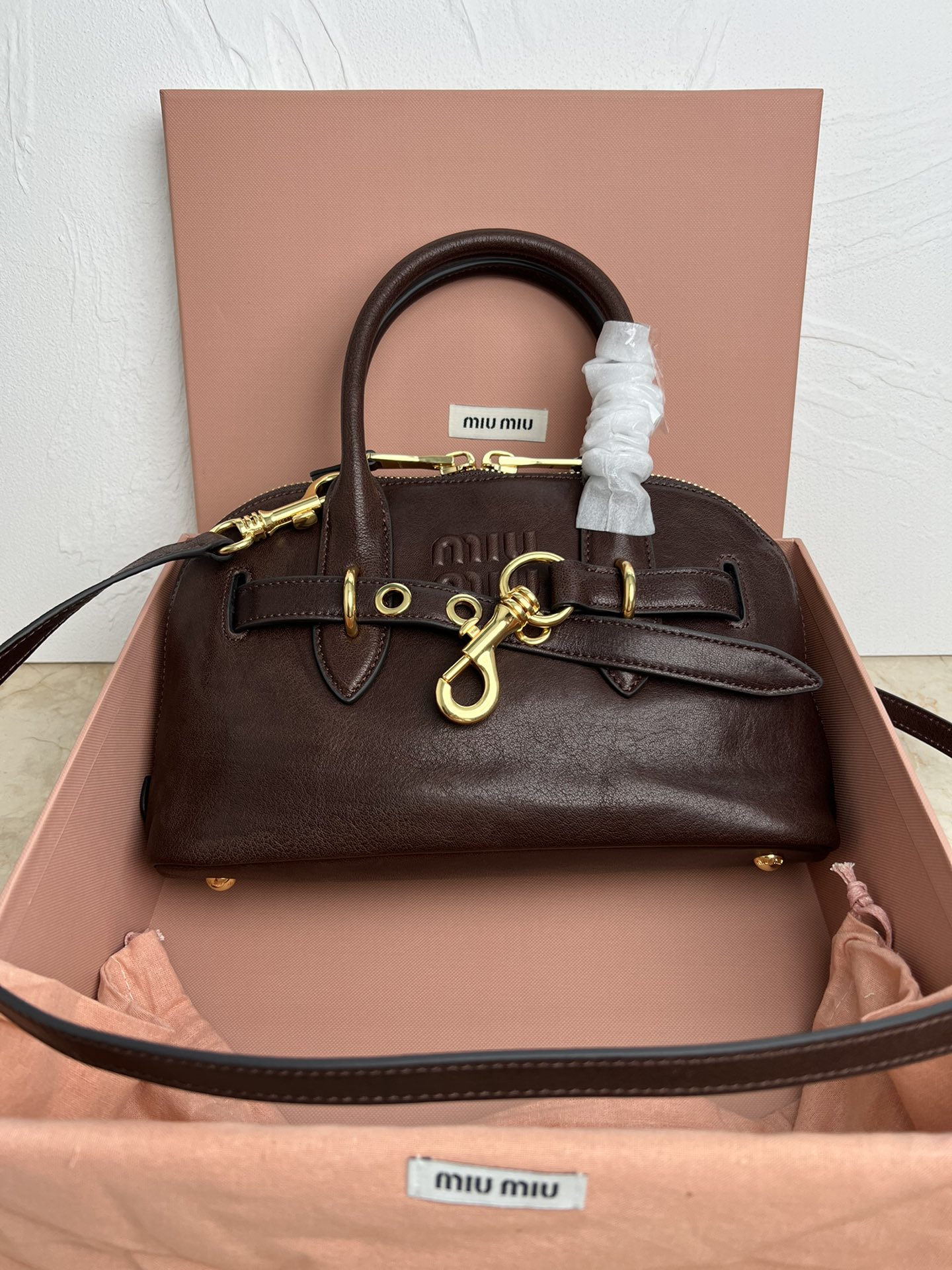 NO:199998,Genuine 5BB169, Miu Home's new hot bowling bag, using top-grade retro soft sheepskin, retro matte old metal accessories, this Aventure Nappa leather handbag is inspired by Miu Home's collection of items. Its structure has been adjusted to become lighter and new in personality, creating a timeless and charming classic bag. The multi-element design gives this handbag a unique aesthetic and classic atmosphere, removable and adjustable leather shoulder straps, canvas inner lining with zipper pockets and patch pockets, size 28 X16.5 X 10 cm, MIUMIU, miumiu, sheepskin19860909正品级 5BB169,Miu家新品爆款保龄球包,釆用顶级复古植柔羊皮,复古磨砂感做旧金属配件,这款Aventure Nappa 皮革手提包灵感源自 Miu家典藏单品,其结构经过调整,变得更加轻便,焕发全新个性,打造具有隽永魅力的经典包款,多元素的设计赋予这款手提包独特美感和经典气息,可拆卸可调节皮革肩带,帆布内里配拉链口袋和贴袋,尺寸28 X16.5 X 10 cm,MIUMIU,miumiu,sheepskin,Bag