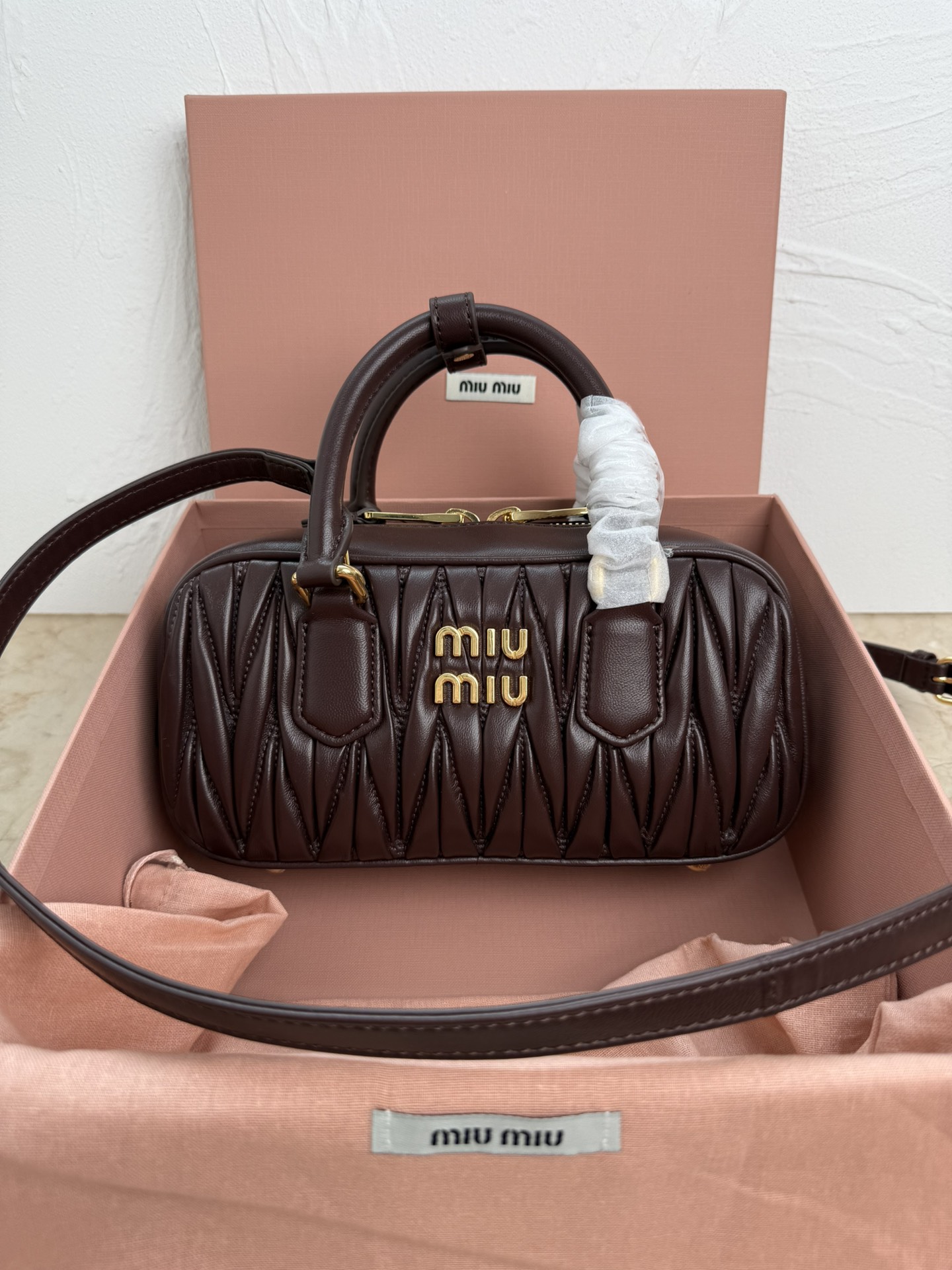 NO:204240,Genuine grade 5BB142, M Home's new bowling bag, the official website is recommended, this year's absolutely popular style, top imported lambskin, Miu Home's unique style Matelasse pattern, exquisite three-dimensional and stylish, the front lettering logo echoes the leather color, removable and adjustable leather long shoulder straps, cotton satin lining, zippered pockets, the same style of many celebrity celebrities Size 22X10.5X7.5 cm With original packaging, MIUMIU, miumiu, sheepskin19860909正品级 5BB142,M家新款保龄球包包,官网主推,今年绝对爆款式,顶级进口小羊皮,Miu家独具风格Matelasse图案,包身精致立体有型,正面刻字徽标与皮革颜色相呼应,可拆卸可调节皮革长肩带,棉质缎面衬里,配拉链式口袋,众多明星网红同款 尺寸22X10.5X7.5 cm 配原版包装,MIUMIU,miumiu,sheepskin,Bag