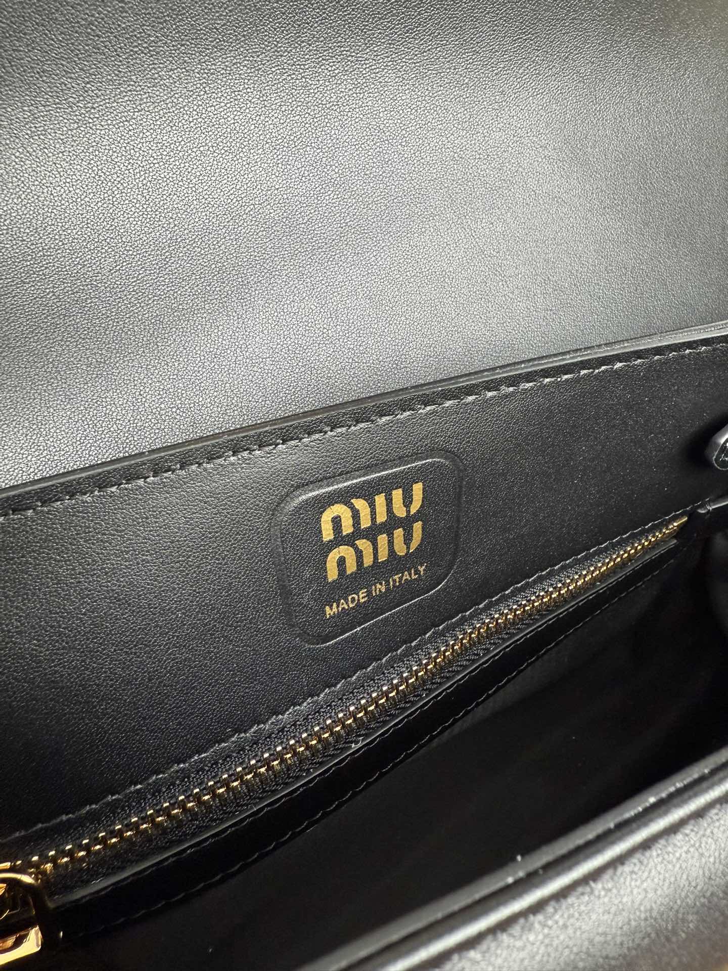 Miu Miu 5BD265 MIUMIU 24ss秋冬新款法棍包设计风格引领潮流新趋势