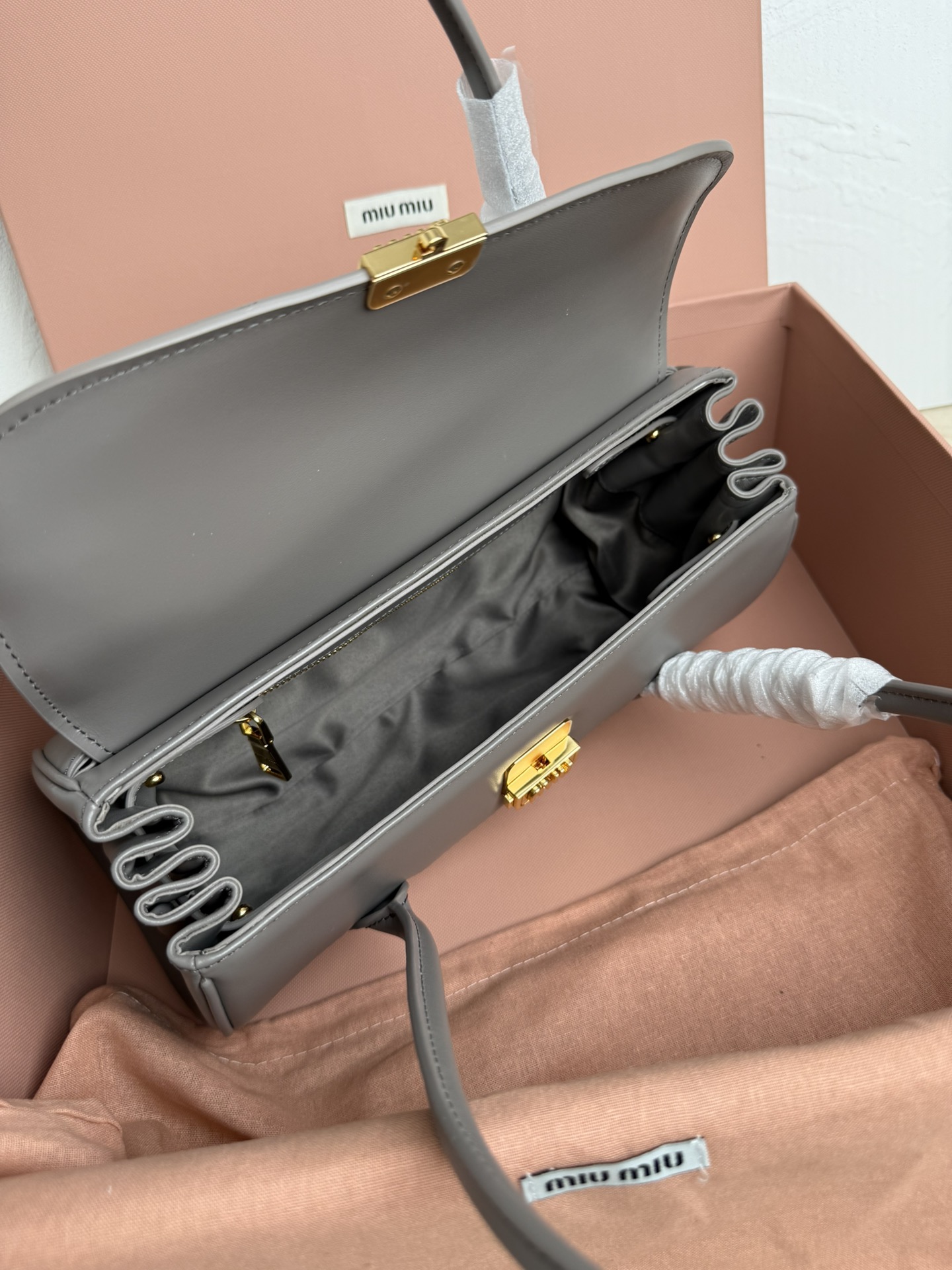Miu Miu 5BD265 MIUMIU 24ss秋冬新款法棍包设计风格引领潮流新趋势
