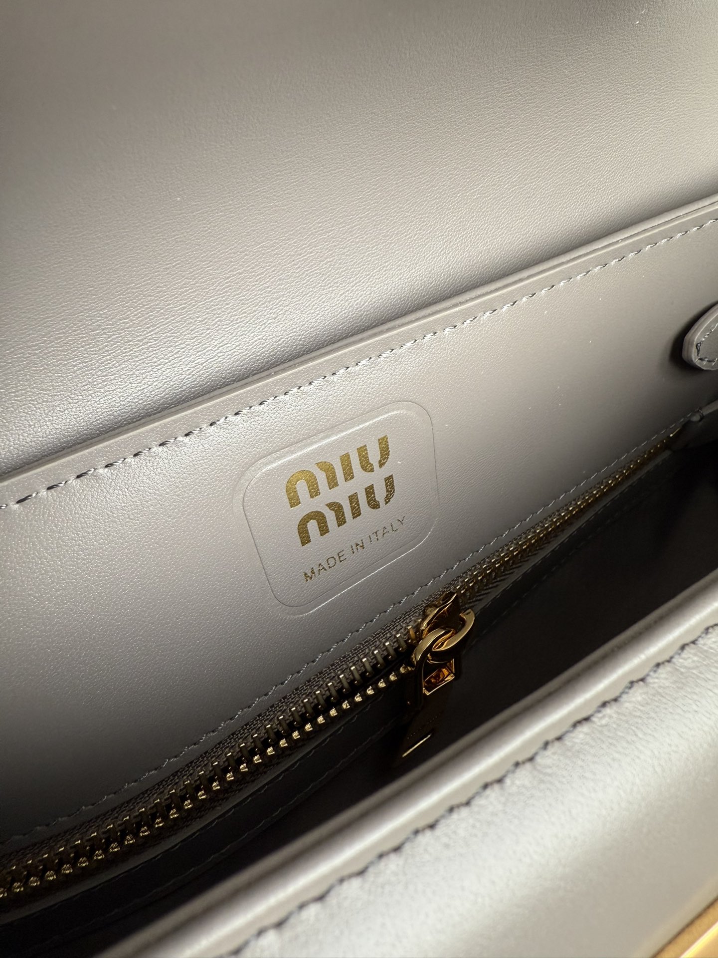 Miu Miu 5BD265 MIUMIU 24ss秋冬新款法棍包设计风格引领潮流新趋势