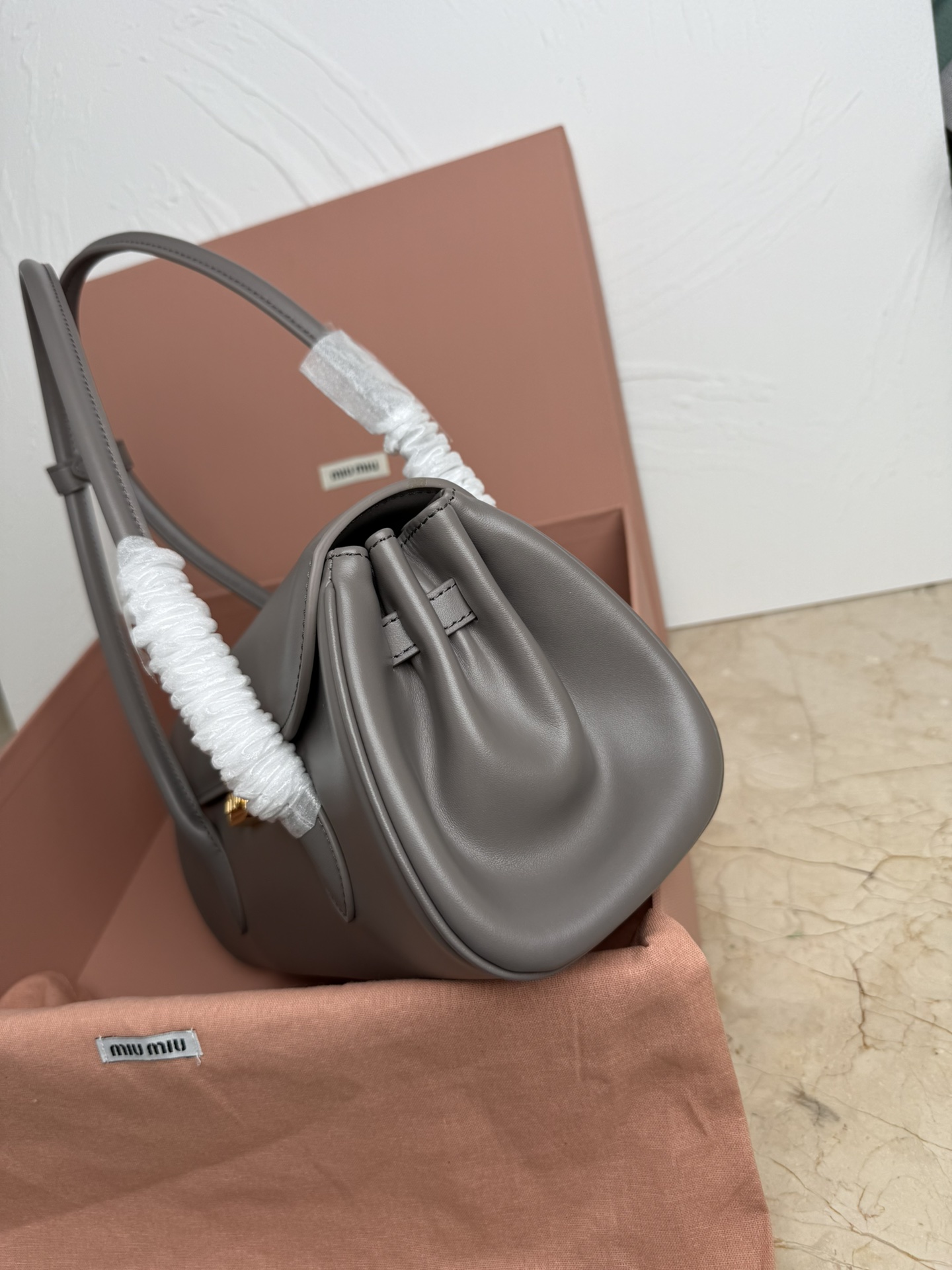 Miu Miu 5BD265 MIUMIU 24ss秋冬新款法棍包设计风格引领潮流新趋势