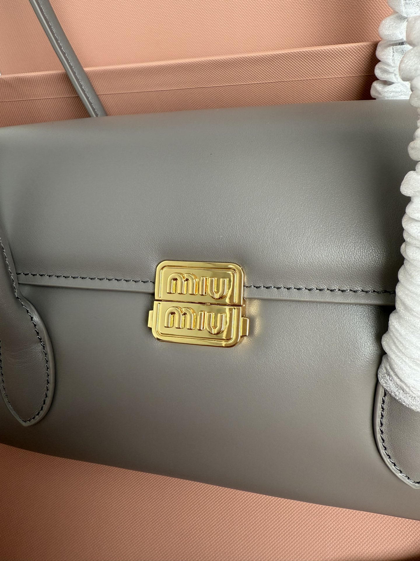 Miu Miu 5BD265 MIUMIU 24ss秋冬新款法棍包设计风格引领潮流新趋势