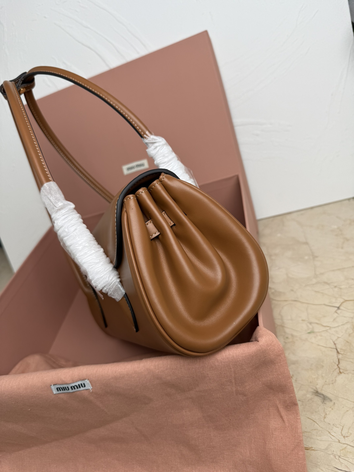 Miu Miu 5BD265 MIUMIU 24ss秋冬新款法棍包设计风格引领潮流新趋势