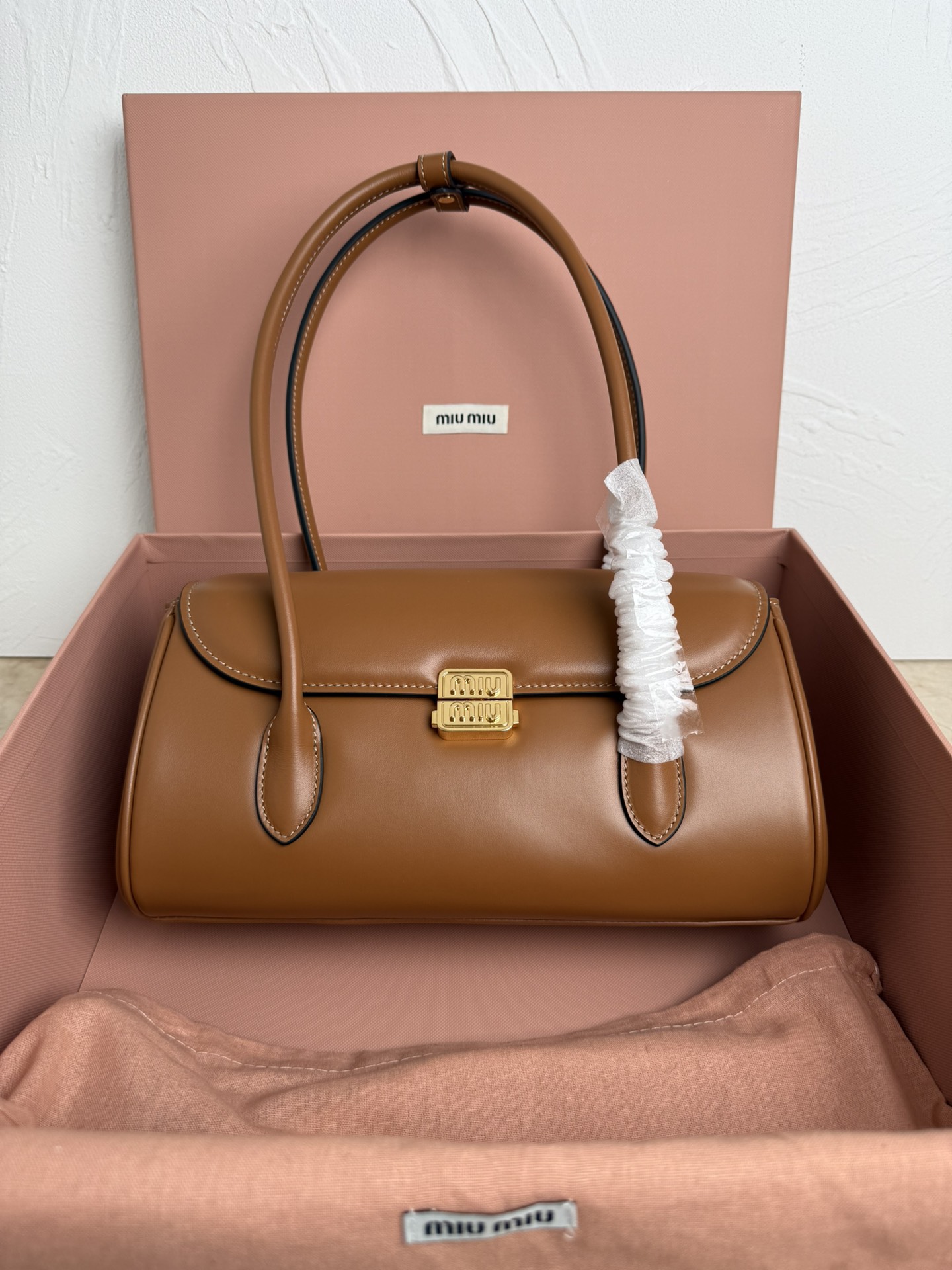 Miu Miu 5BD265 MIUMIU 24ss秋冬新款法棍包设计风格引领潮流新趋势