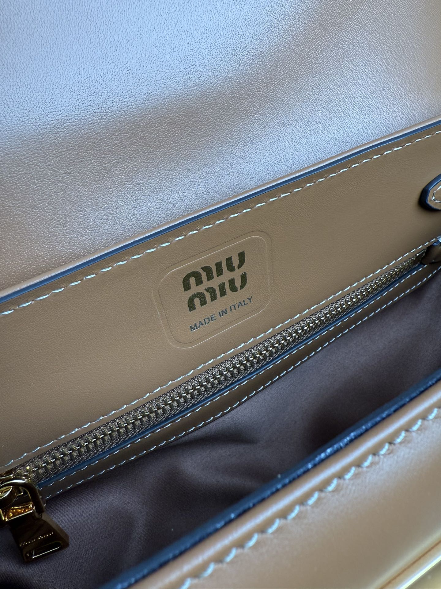 Miu Miu 5BD265 MIUMIU 24ss秋冬新款法棍包设计风格引领潮流新趋势