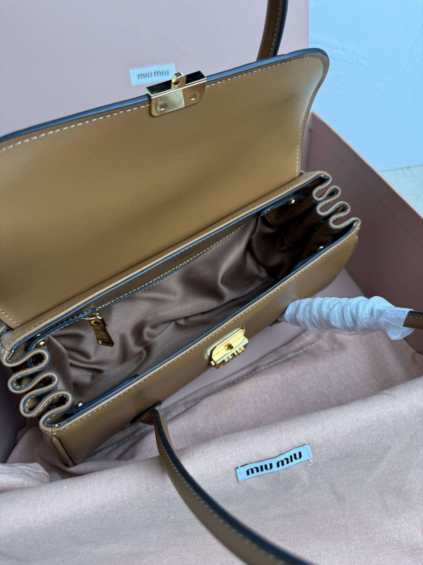 Miu Miu 5BD265 MIUMIU 24ss秋冬新款法棍包设计风格引领潮流新趋势