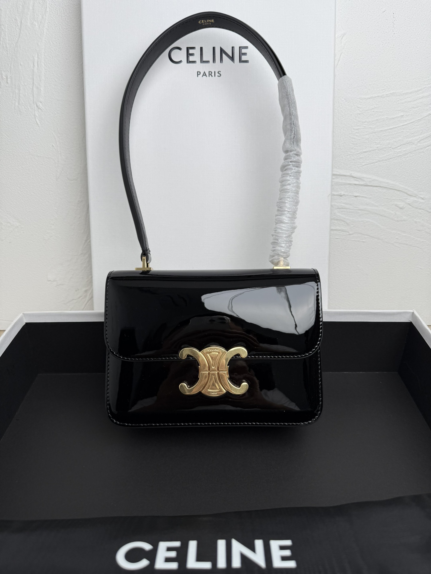 NO:184622,Genuine Teen Garence New Size 18.5 X 13 X 6 Cowhide patent leather Sheepskin lining Shoulder and handheld TRIOMPHE metal lock 3 inner compartments 1 inner zipper pocket 1 inner flat pocket Leather handle 9 inches (24 cm) length No. 118053, Celine, cowhide, sheepskin19860909正品级  Teen Garence 新款 尺寸18.5 X 13 X 6 牛皮革漆皮料 羊皮革衬里 肩背和手提 TRIOMPHE金属锁扣 3个内侧隔层 1个内侧拉链口袋 1个内侧扁平口袋 皮革提手长9英寸（24厘米） 编号118053,赛琳,celine,cowhide,sheepskin,Bag