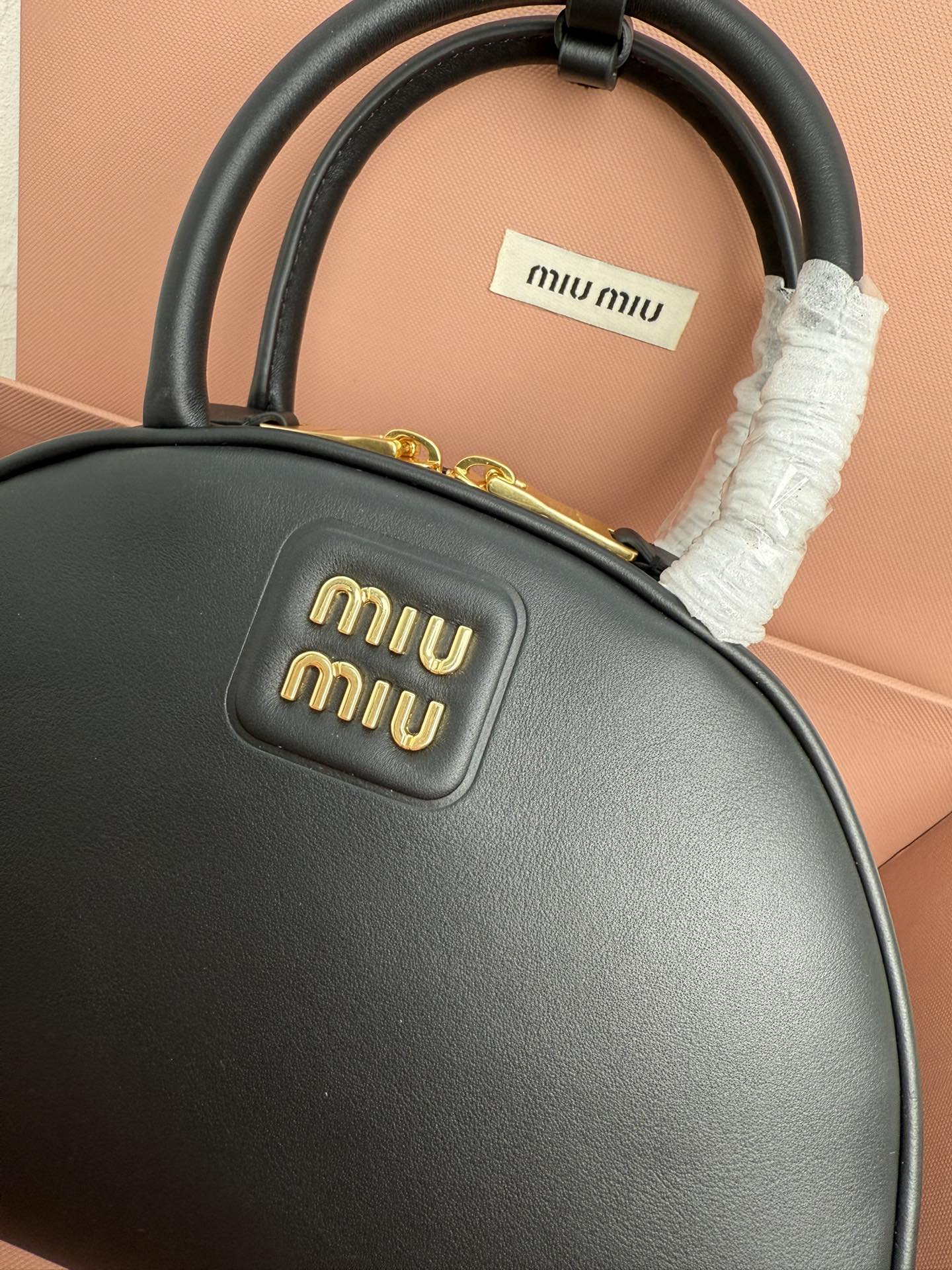 Miu Miu 5BB157 Miu家秀款饺子包 官网主推 今年绝对爆 款式 采用 进口小牛皮