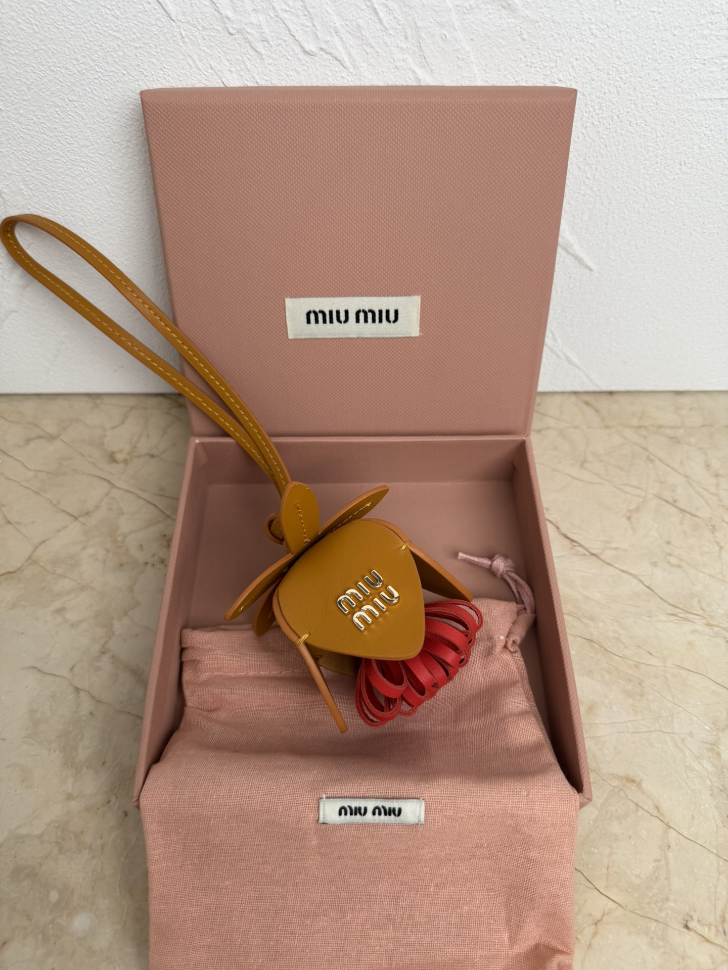 NO:203744,Genuine grade ^ Leather keychain & bag hanging planted miumiu pendant, a bit beautiful, hollowed-in carved brand logo texture, can be used as a bag accessories, can be used as a variety of DIY decorations to hit the eye directly, 24FW fashion items, quick-to-eat model number 002, MIUMIU, miumiu, keychain19860909正品级 ^皮革钥匙扣&包挂 种草了miumiu 挂件 有点好看 镂空雕刻了品牌logo纹理,可当包包配饰、可多种DIY装饰直击眼球 回头率24FW秀款时尚单品 快冲吖 款号002,MIUMIU,miumiu,keychain,Bag