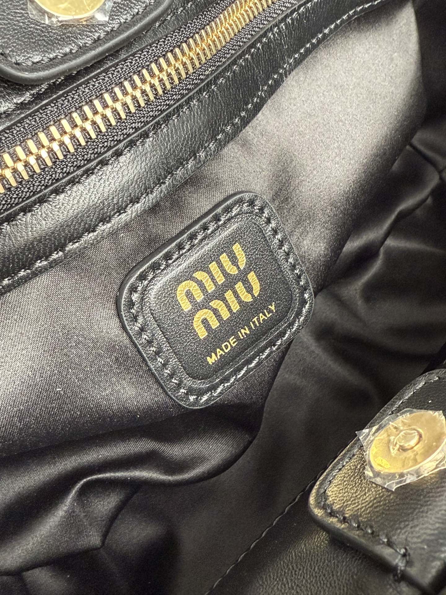 Prada 5BG306miu中古腋下饺子包 全新植柔羊皮满满 怀旧风情 搭配钢质做|日金属五金配件