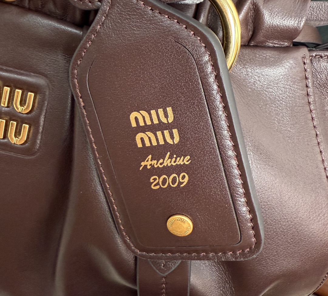 Prada 5BG306miu中古腋下饺子包 全新植柔羊皮满满 怀旧风情 搭配钢质做|日金属五金配件