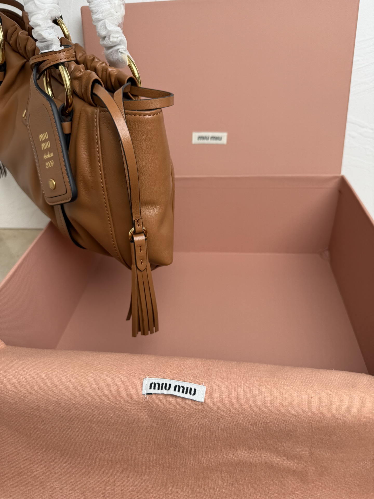 Prada 5BG306miu中古腋下饺子包 全新植柔羊皮满满 怀旧风情 搭配钢质做|日金属五金配件